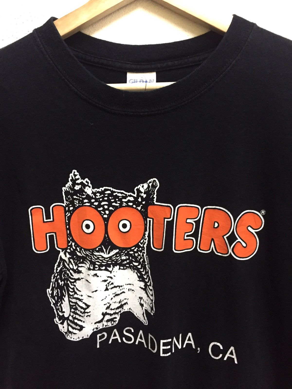 Gildan Vintage Hooters Kylie Jenner Tee Size US M / EU 48-50 / 2 - 2 Thumbnail