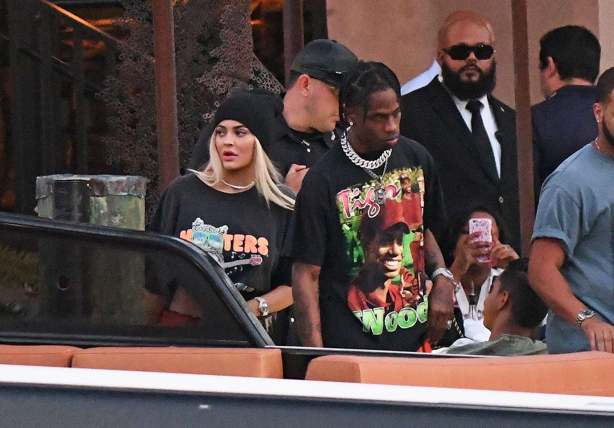 Gildan Vintage Hooters Kylie Jenner Tee Size US M / EU 48-50 / 2 - 4 Thumbnail