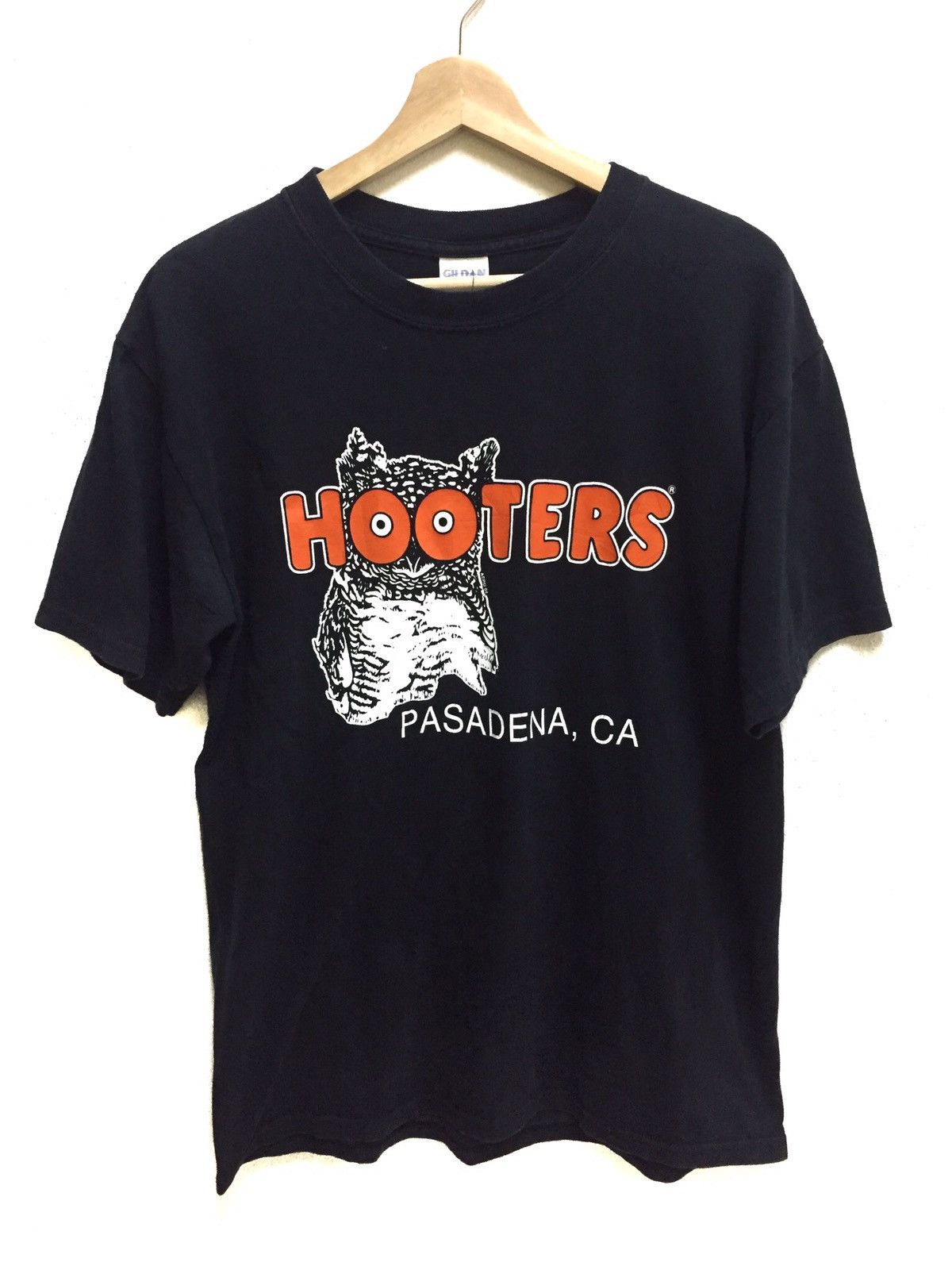 Gildan Vintage Hooters Kylie Jenner Tee Size US M / EU 48-50 / 2 - 1 Thumbnail