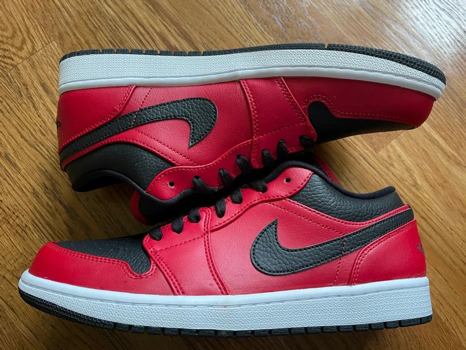 Jordan 1 black red swoosh hot sale