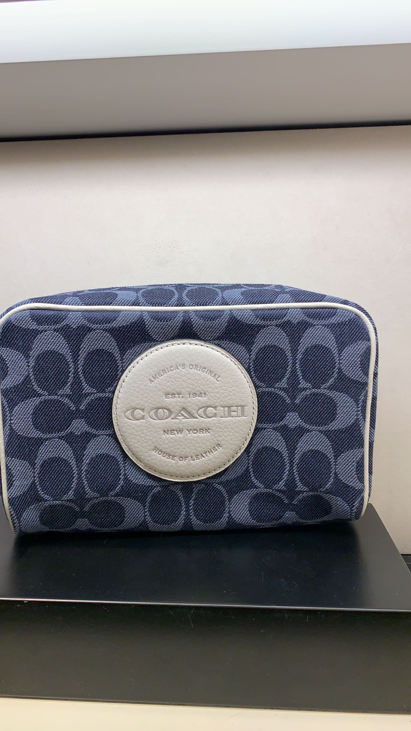 Coach Dempsey Signature store Boxy Cosmetic Case 20