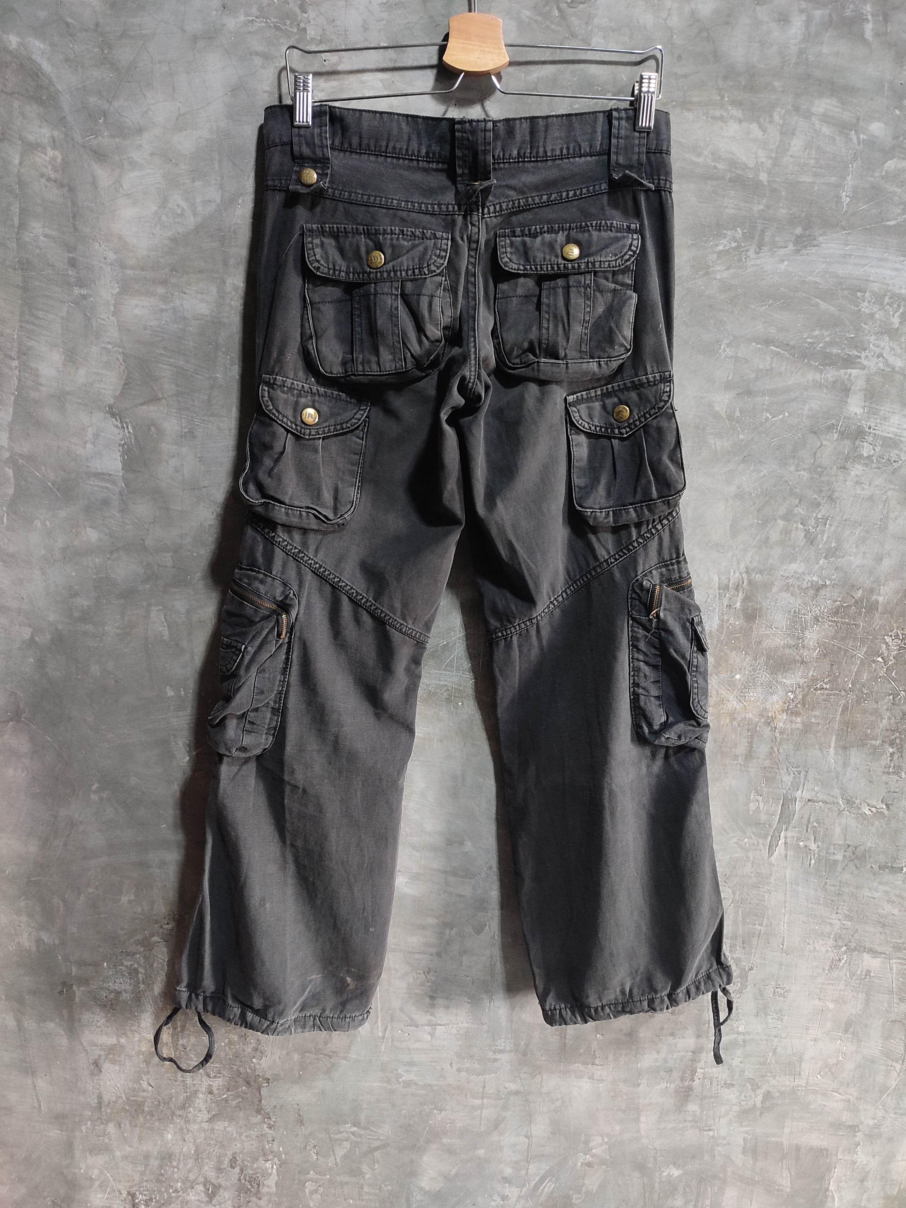 Japanese Brand 🔥Black Wash 3D Multipocket Cargo Low Rise Pants Size US 29 - 4 Thumbnail
