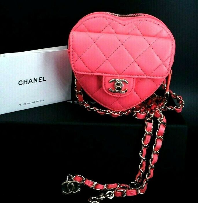 Chanel *Super Rare* Chanel SS22 Pink Heart Leather Belt Bag Size ONE SIZE - 10 Preview