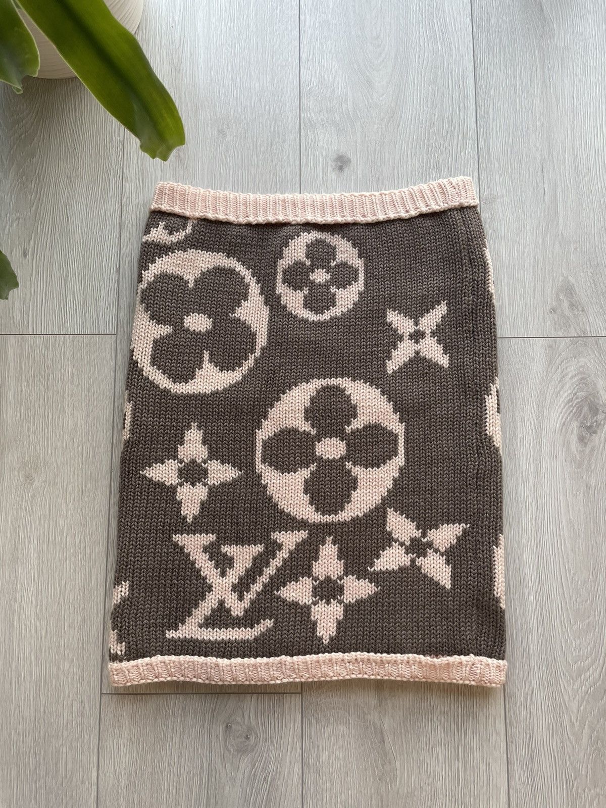 image of Ultra Louis Vuitton Knit Snood Scarf Unique in Beige/Brown, Men's