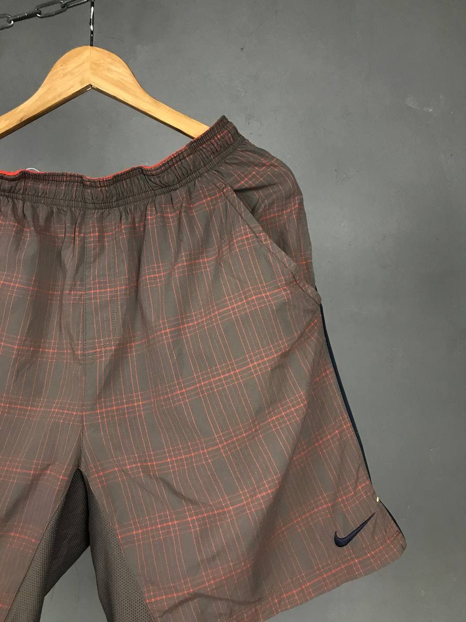 Vintage Nike swoosh streetwear vintage nylon shorts Size US 34 / EU 50 - 2 Thumbnail