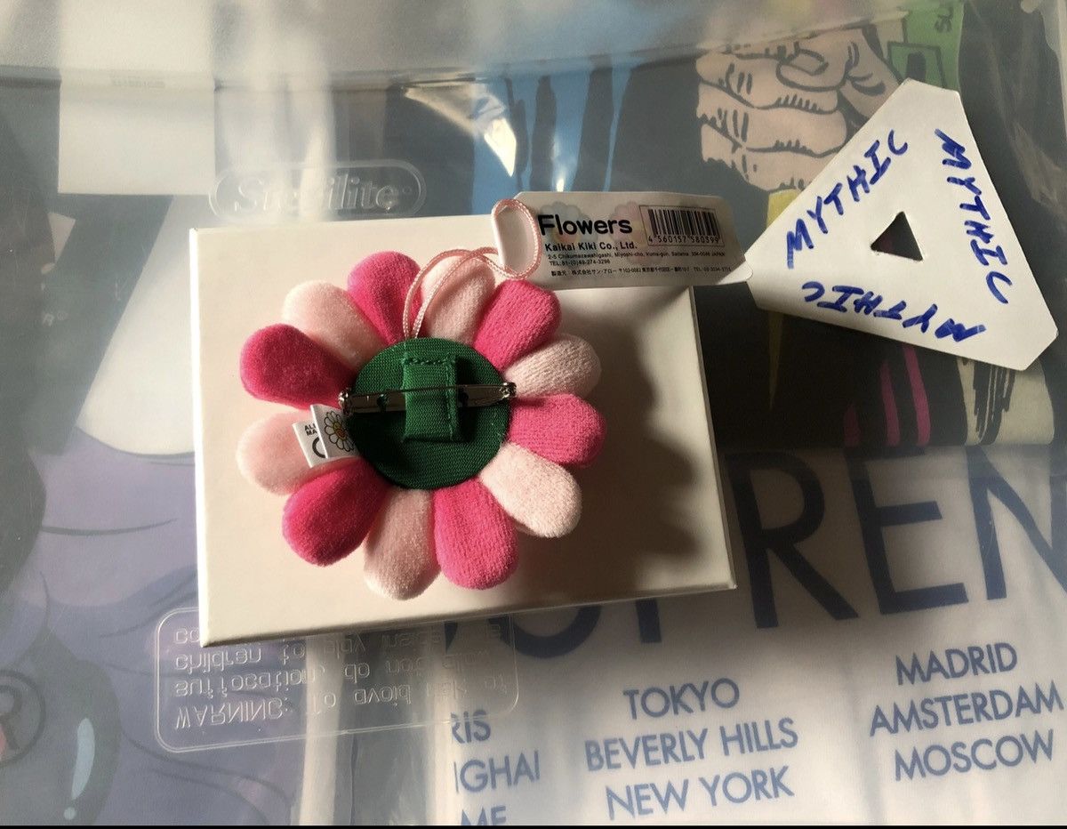 Takashi Murakami Flower Pin Keychain - NEW Size ONE SIZE - 2 Thumbnail