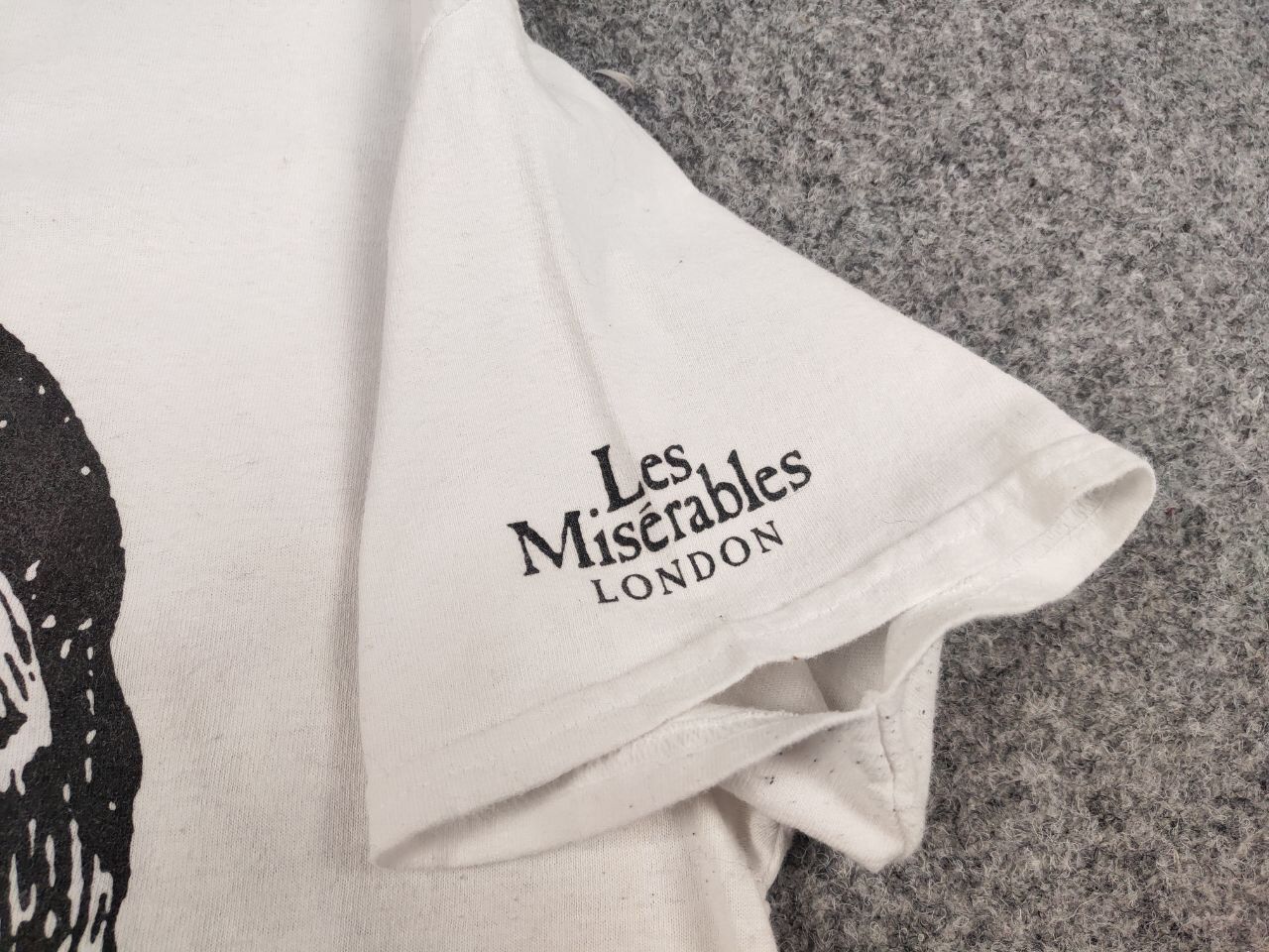 Vintage Vintage 86's Les Miserables London T Shirt All Over Print Size US M / EU 48-50 / 2 - 13 Thumbnail