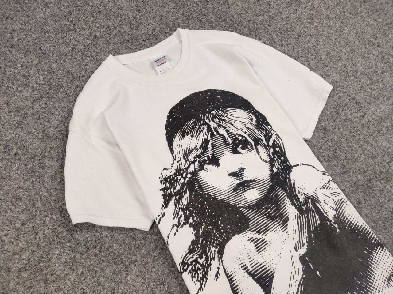 Vintage Vintage 86's Les Miserables London T Shirt All Over Print Size US M / EU 48-50 / 2 - 6 Thumbnail