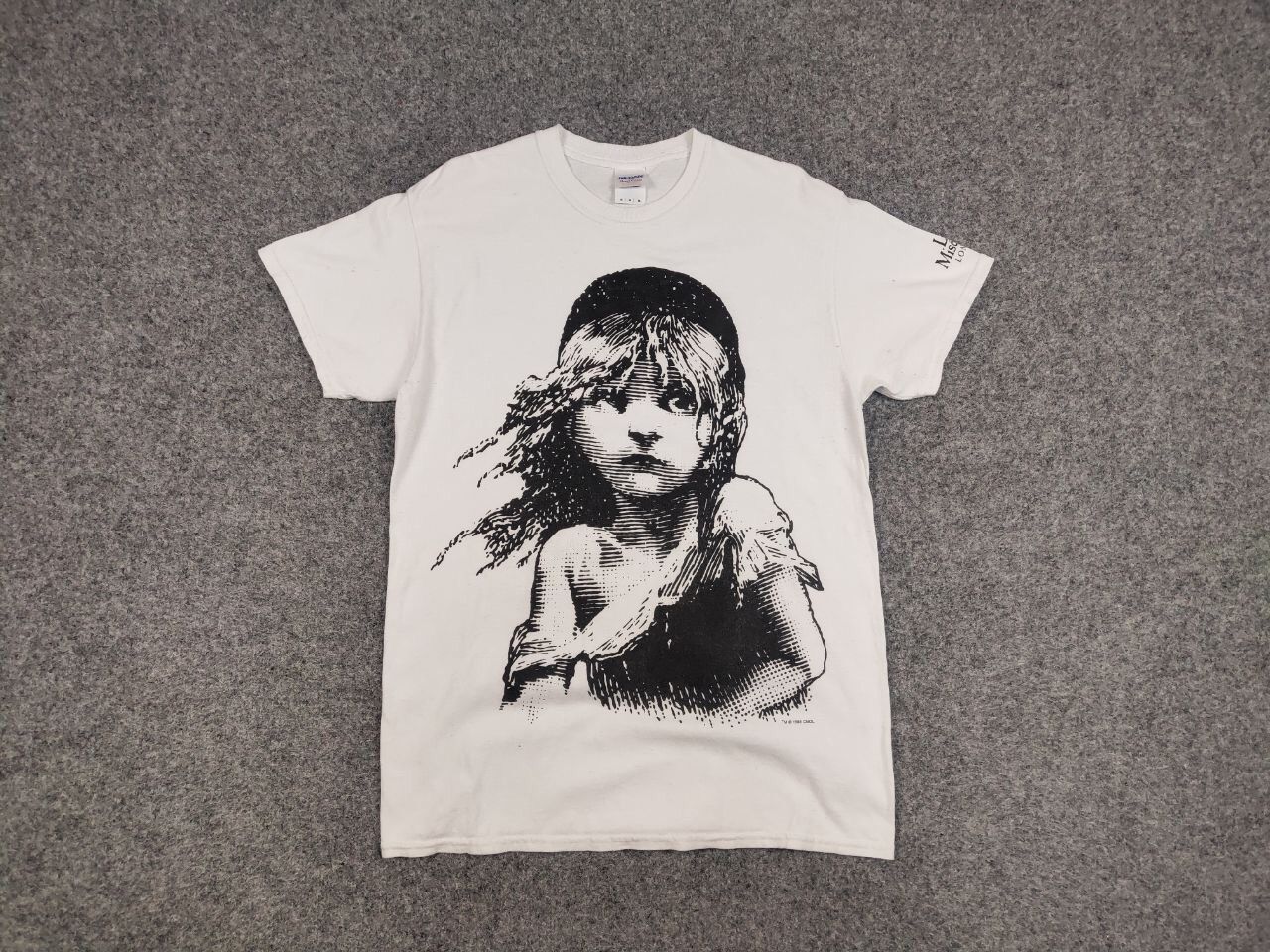 Vintage Vintage 86's Les Miserables London T Shirt All Over Print Size US M / EU 48-50 / 2 - 11 Thumbnail