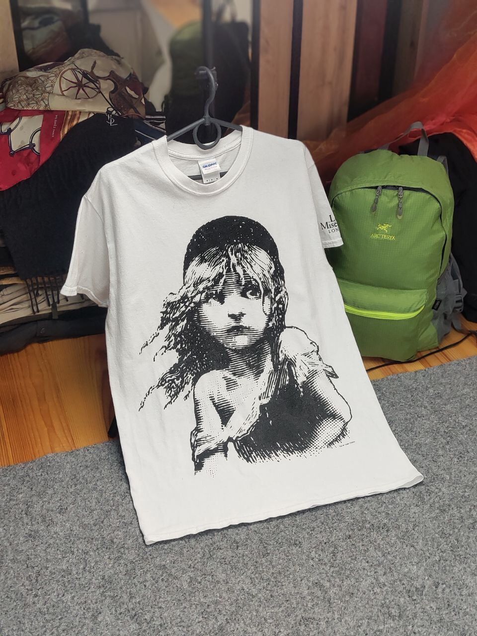 Vintage Vintage 86's Les Miserables London T Shirt All Over Print Size US M / EU 48-50 / 2 - 18 Thumbnail