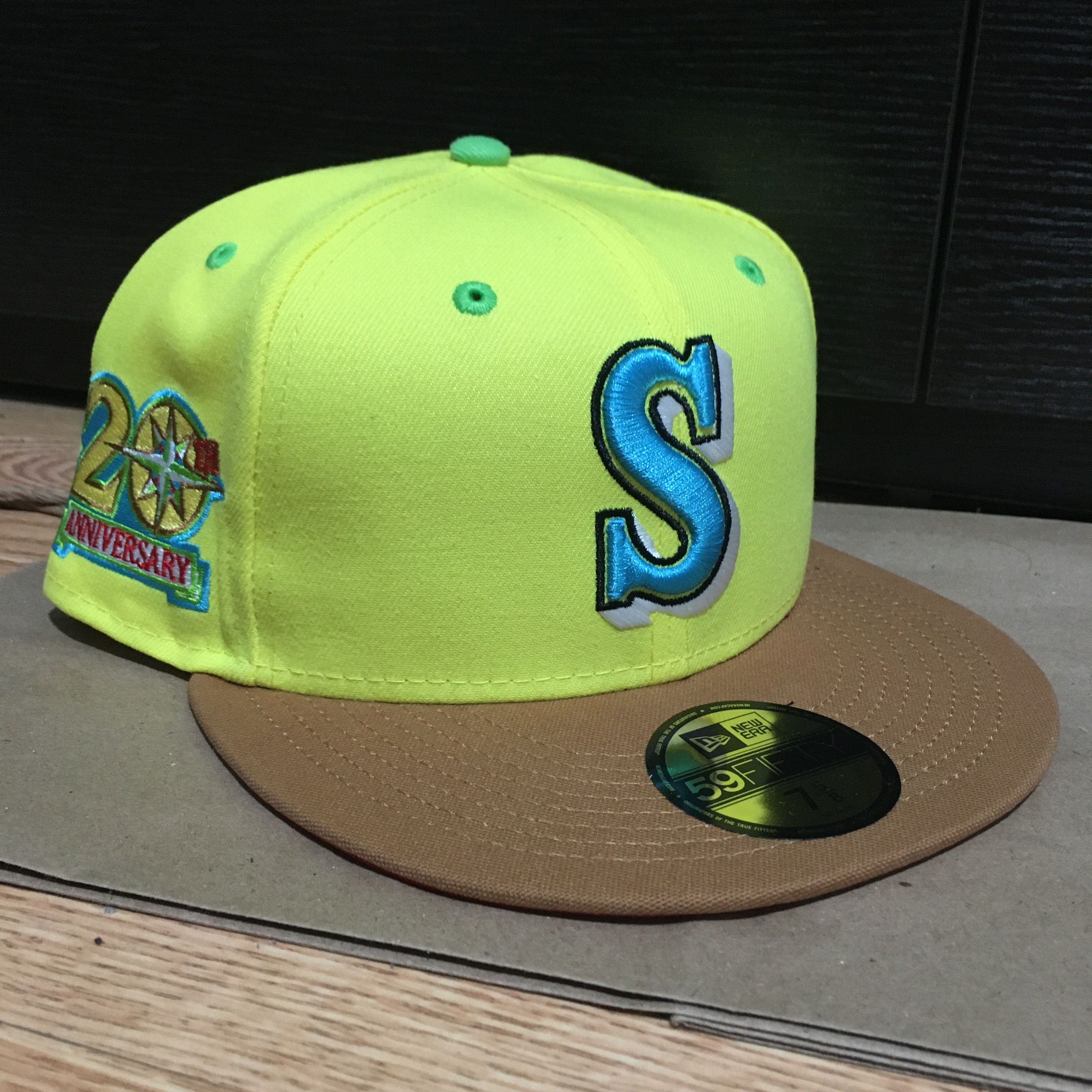 4UCAPS offers EXCLUSIVE SEATTLE MARINERS SPONGEBOB 20TH ANNIVERSARY FITTED HAT 7 5/8