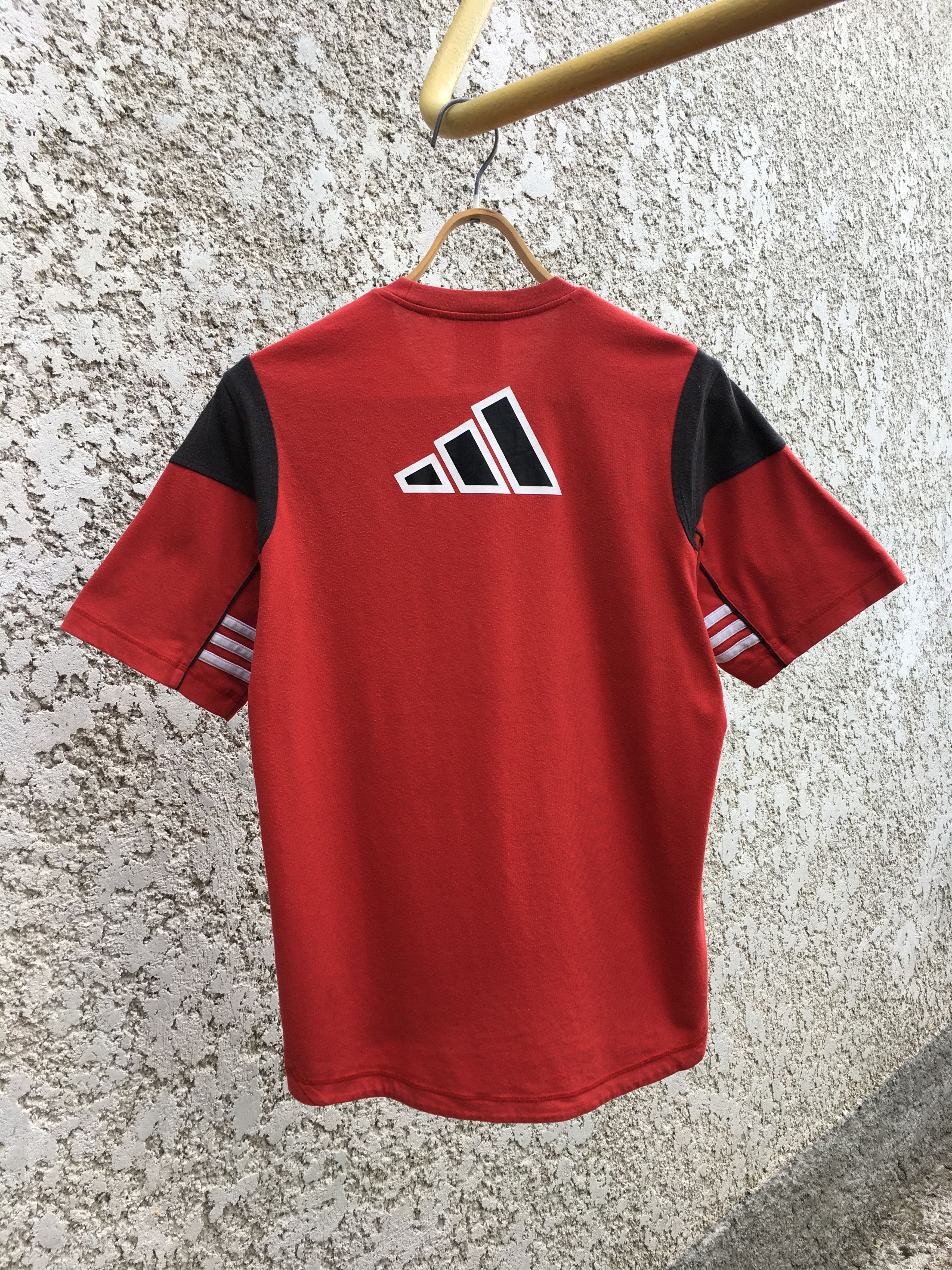 Adidas × Vintage Adidas Vintage Y2K Red Center Logo T-Shirt Size S Size US S / EU 44-46 / 1 - 2 Thumbnail