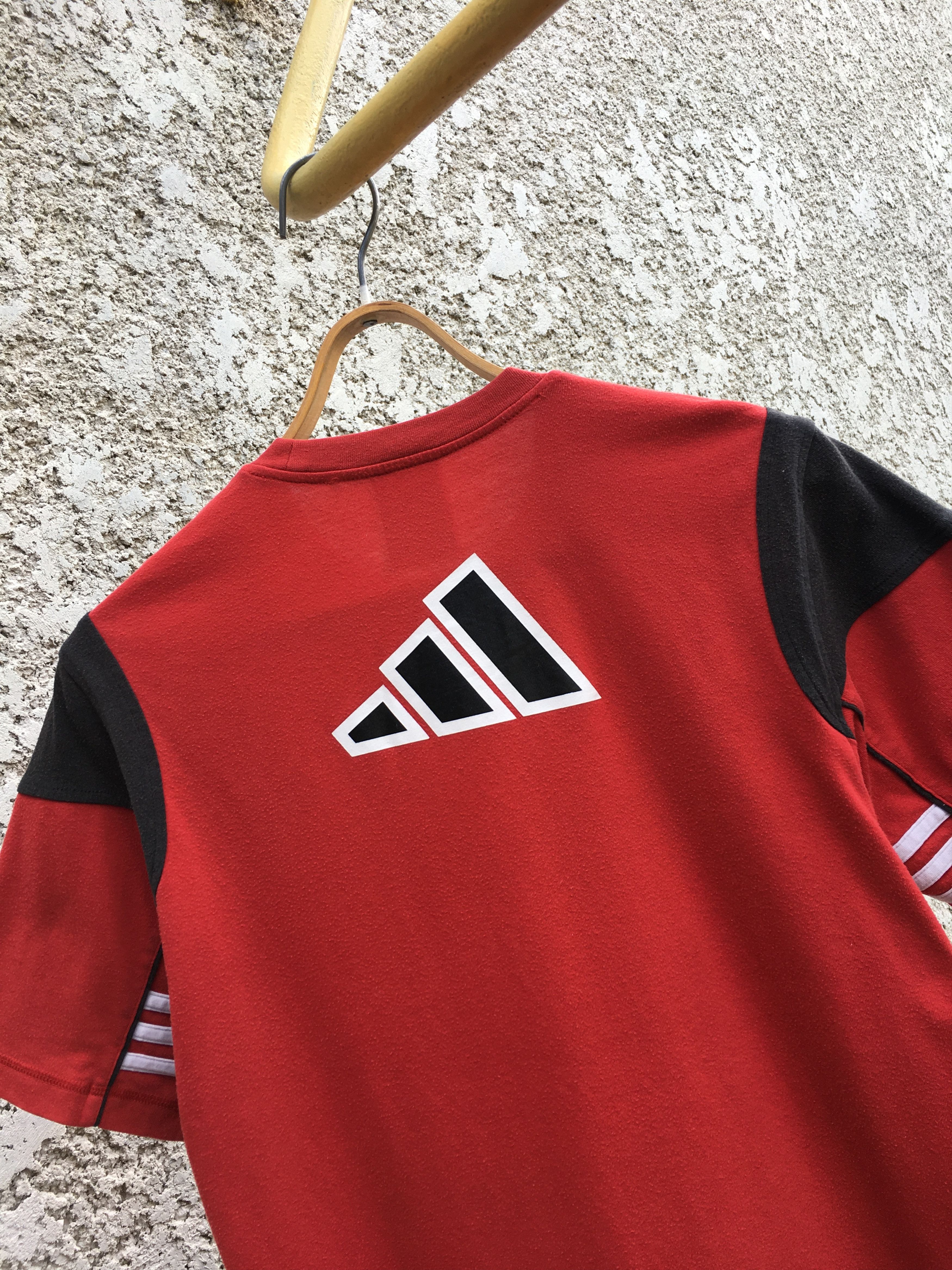 Adidas × Vintage Adidas Vintage Y2K Red Center Logo T-Shirt Size S Size US S / EU 44-46 / 1 - 5 Thumbnail