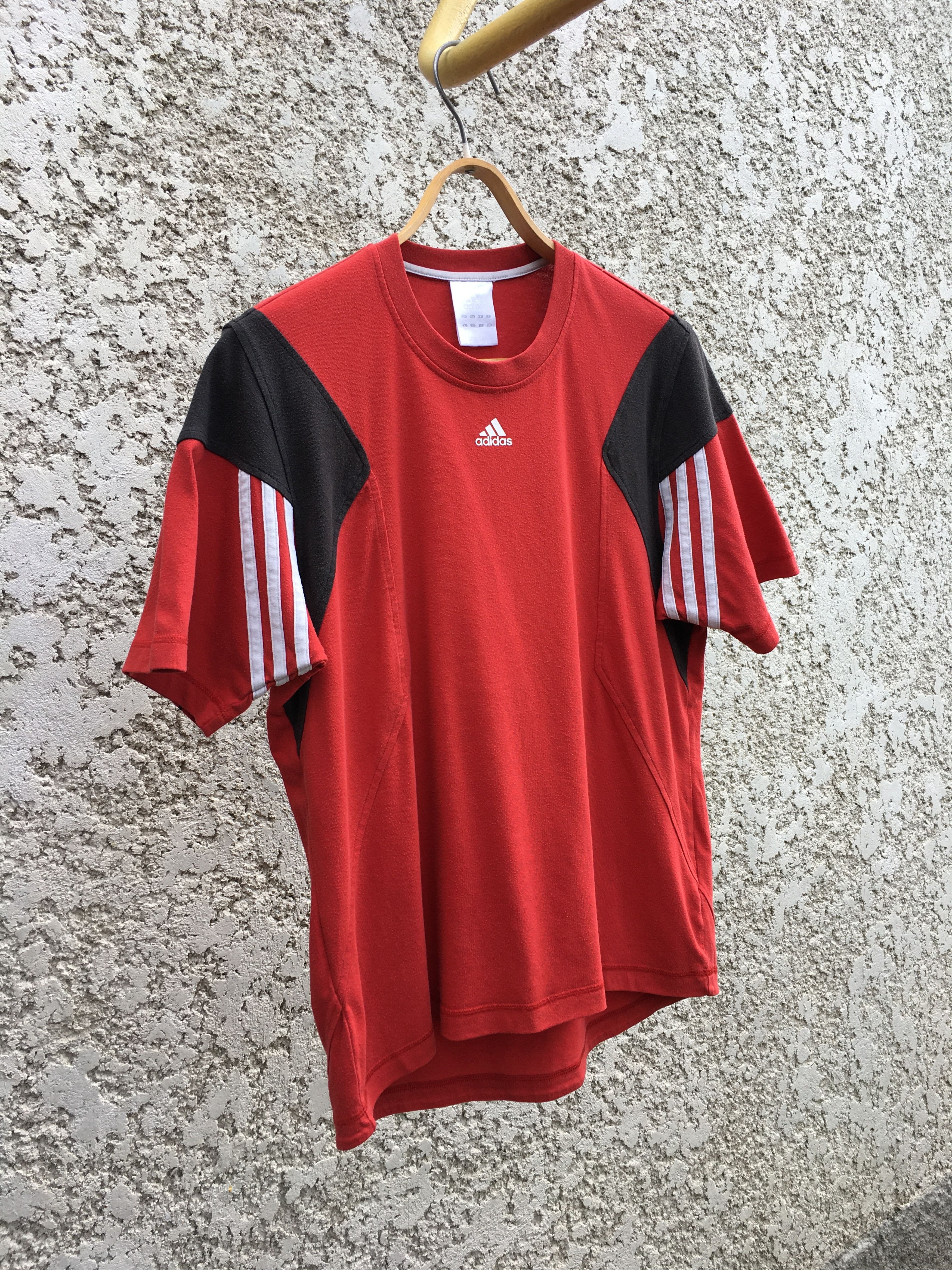 Adidas × Vintage Adidas Vintage Y2K Red Center Logo T-Shirt Size S Size US S / EU 44-46 / 1 - 3 Thumbnail