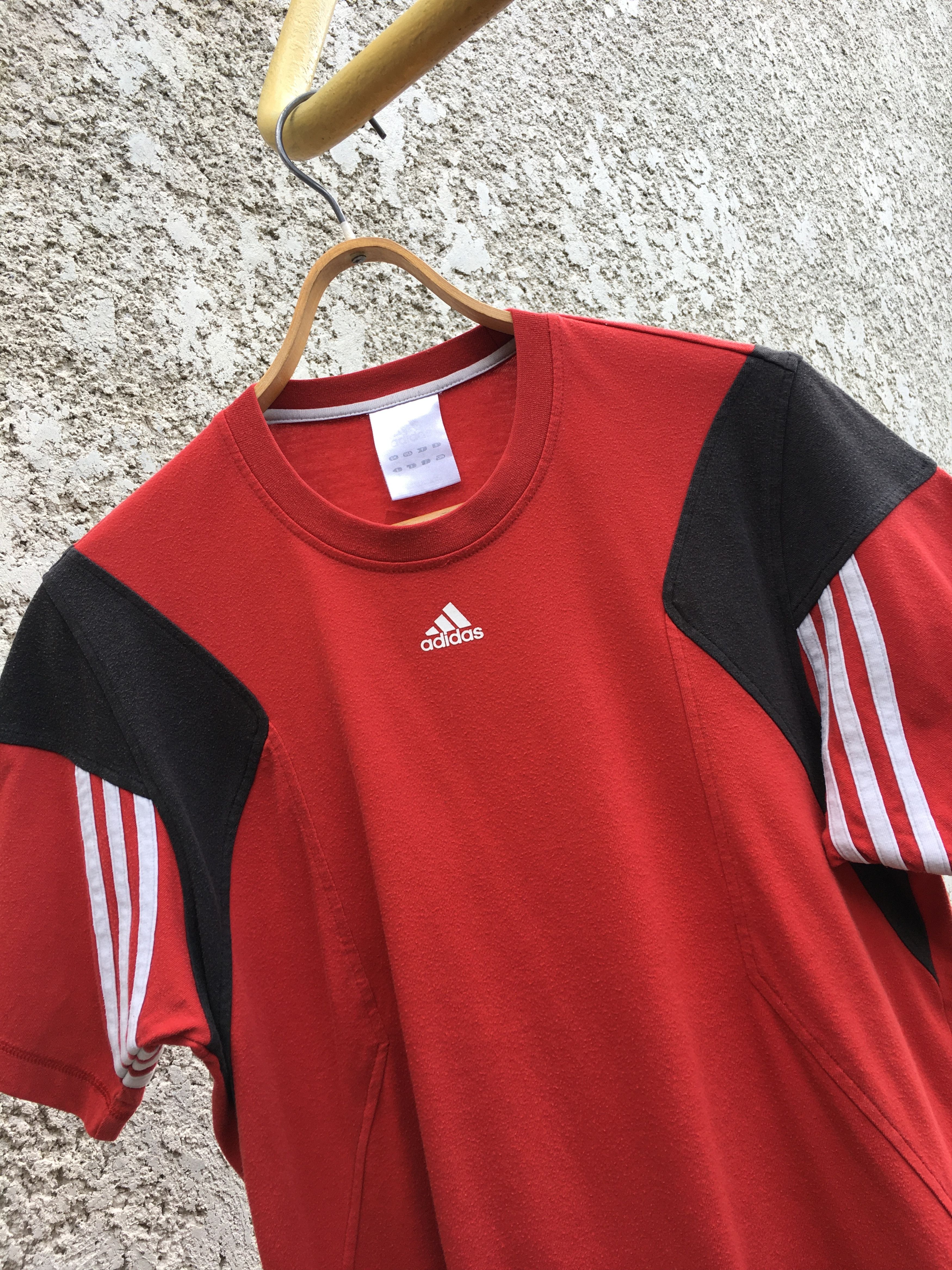 Adidas × Vintage Adidas Vintage Y2K Red Center Logo T-Shirt Size S Size US S / EU 44-46 / 1 - 4 Thumbnail