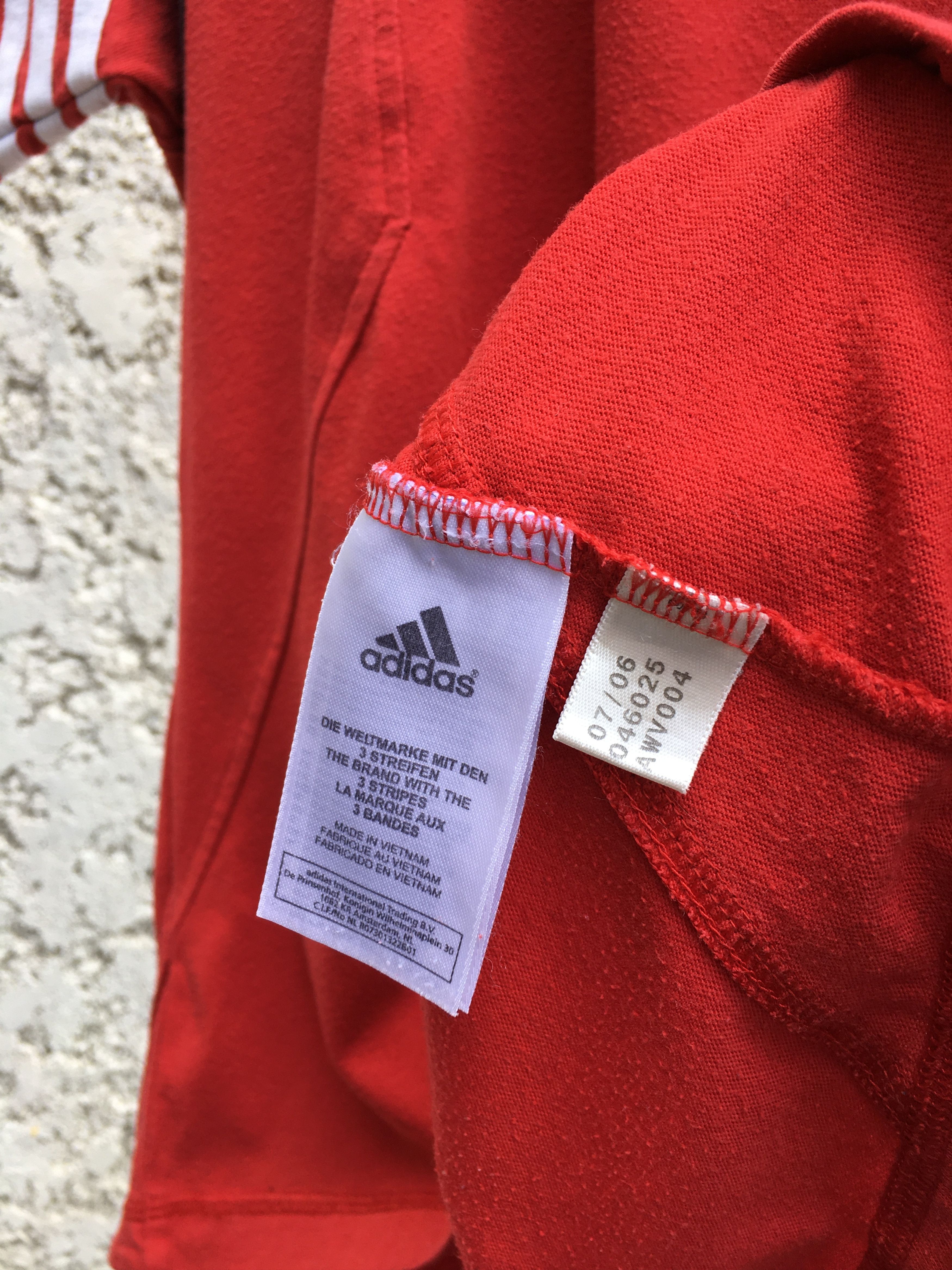 Adidas × Vintage Adidas Vintage Y2K Red Center Logo T-Shirt Size S Size US S / EU 44-46 / 1 - 7 Thumbnail