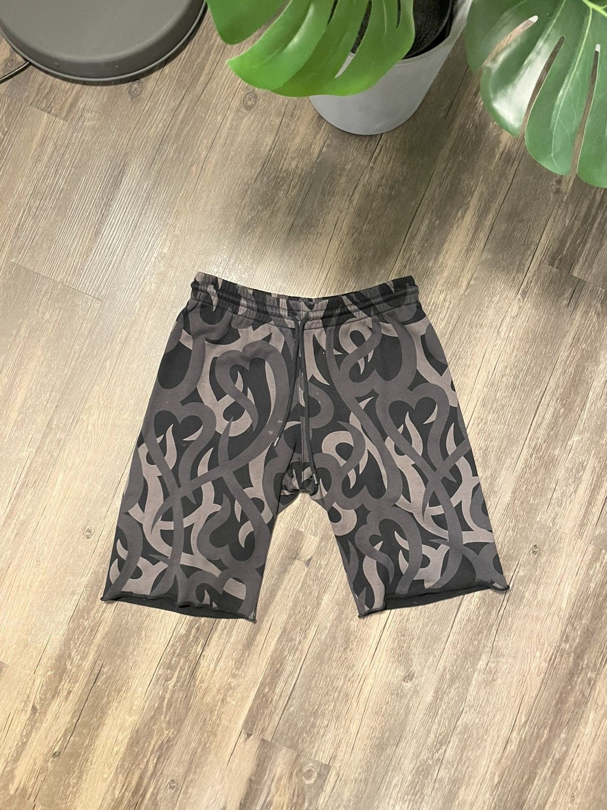 Number (N)ine Number (N)ine AW04 Tribal Heart Camo Shorts | Grailed