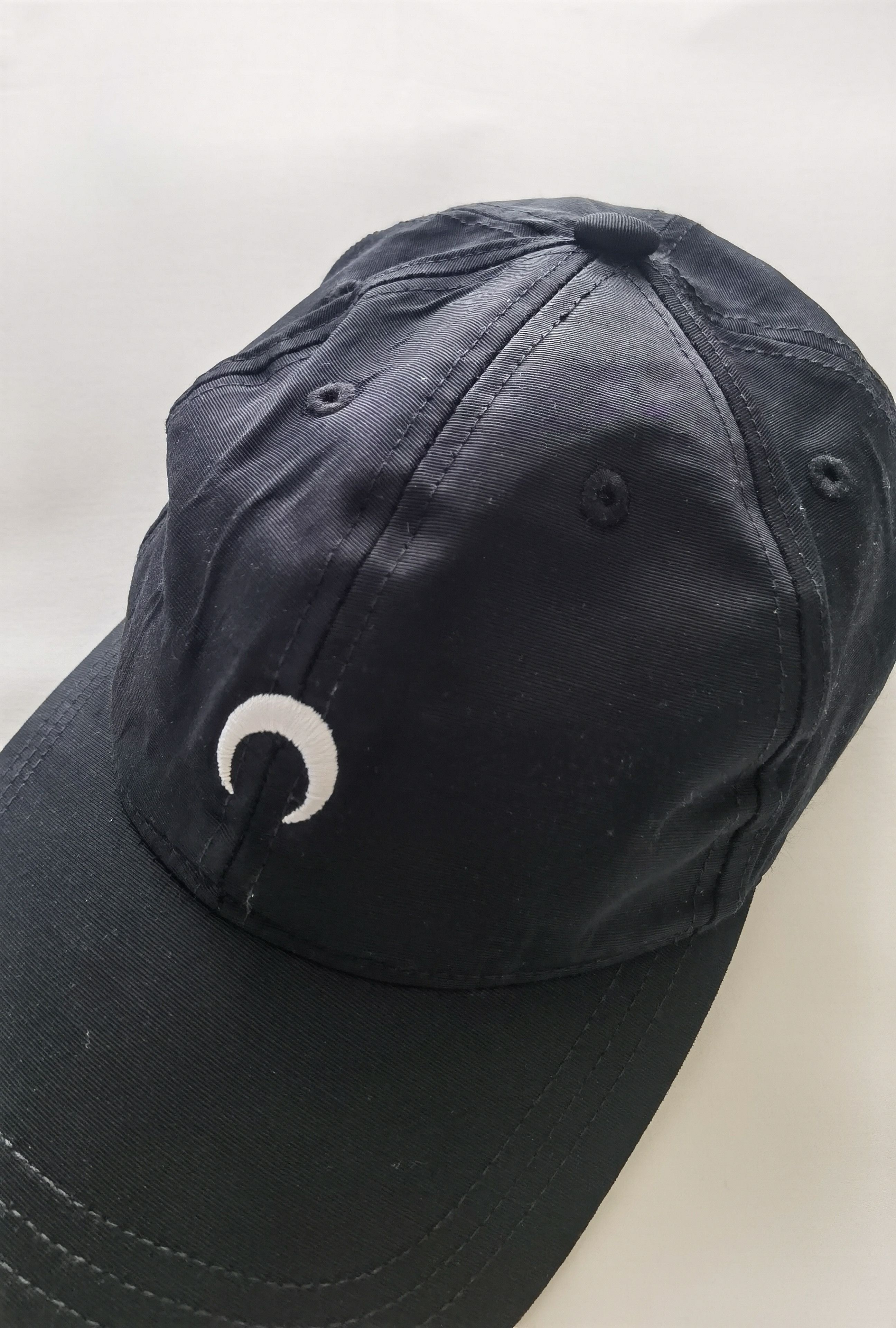 Casquette Marine Serre – Satin Jacquard Soie – Ligne Gold – Taille Unique – Femme – Occasion Parfait état