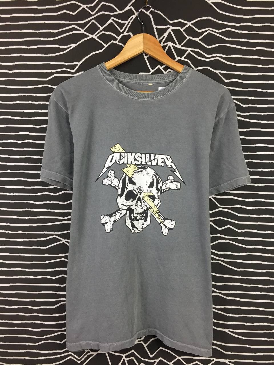Quiksilver VTG Y2K Quiksilver Skull Logo Punk Design Surf Skate Tees Size US L / EU 52-54 / 3 - 1 Thumbnail