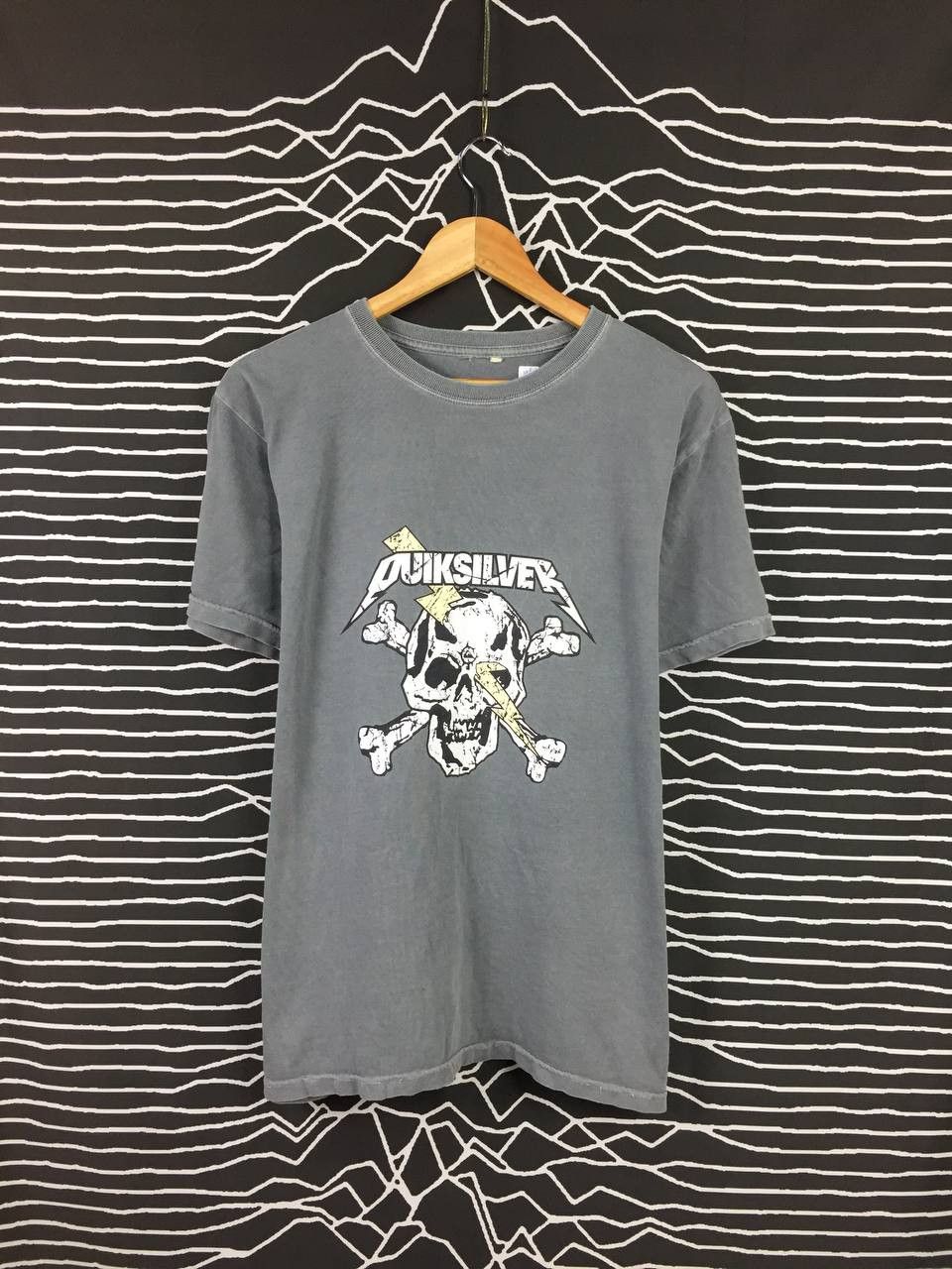 Quiksilver VTG Y2K Quiksilver Skull Logo Punk Design Surf Skate Tees Size US L / EU 52-54 / 3 - 2 Thumbnail