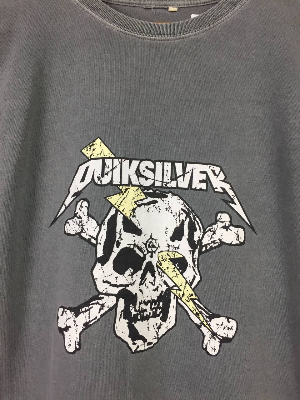 Quiksilver VTG Y2K Quiksilver Skull Logo Punk Design Surf Skate Tees Size US L / EU 52-54 / 3 - 4 Thumbnail