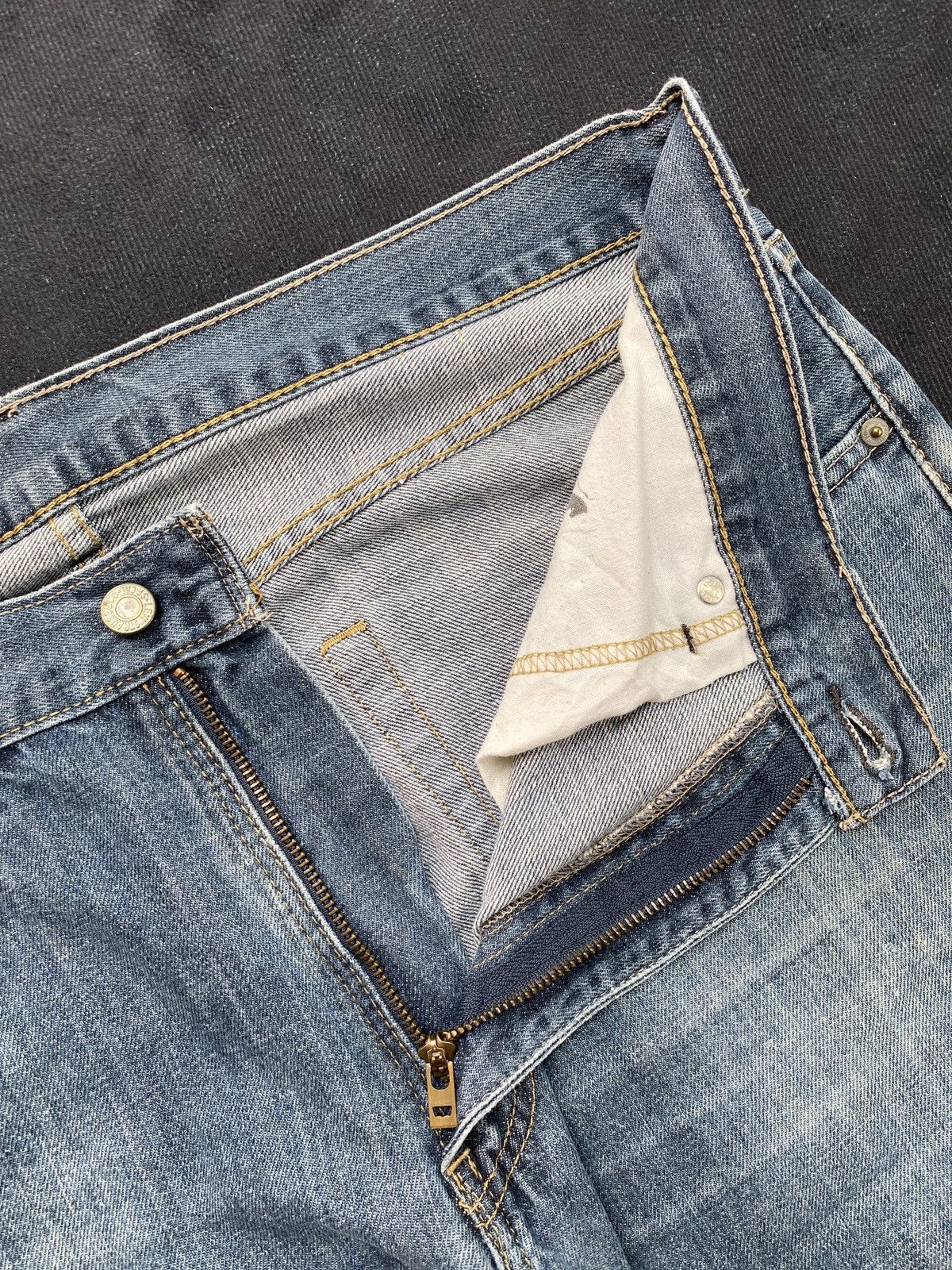 VINTAGE LEVIS 505 JEANS - J366