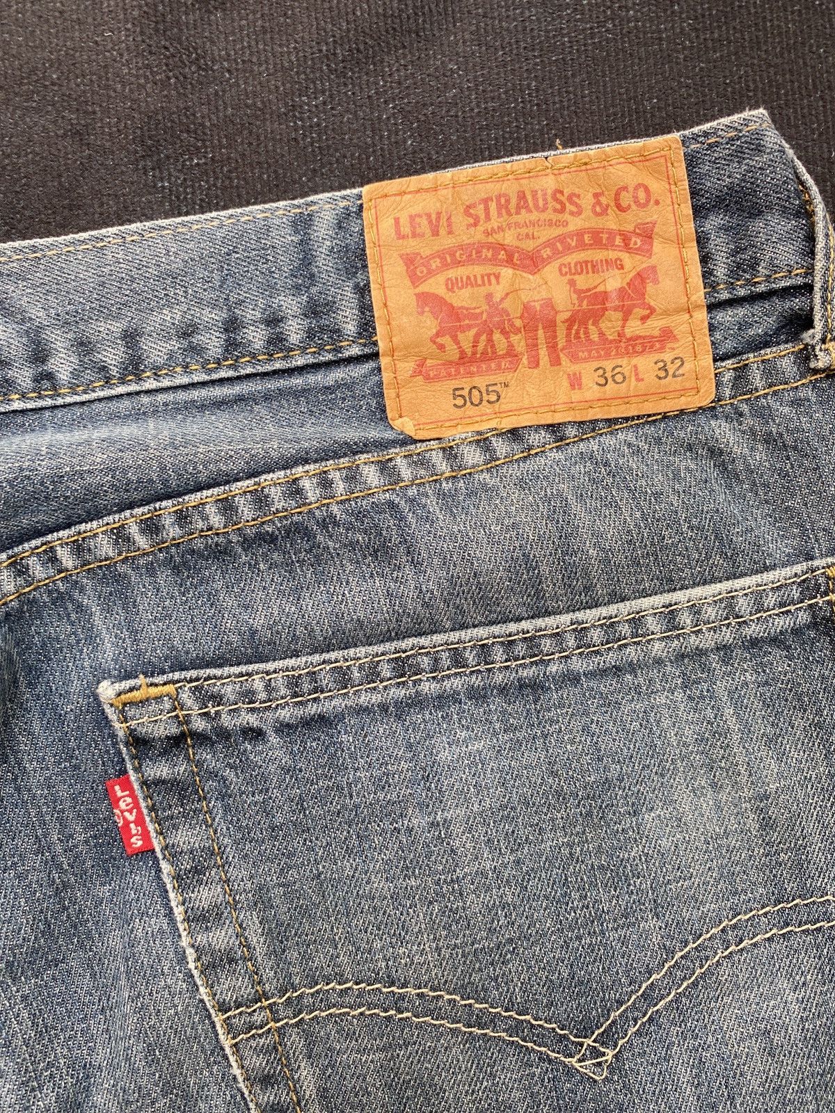 VINTAGE LEVIS 505 JEANS - J366