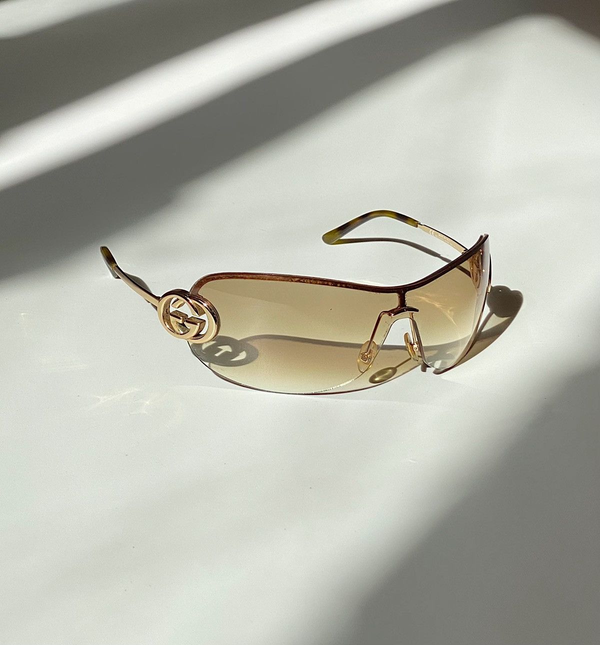 【関税込み】Gucci ローズゴールド Mask サングラス Gucciのローズゴールド Mask サングラスがセール中