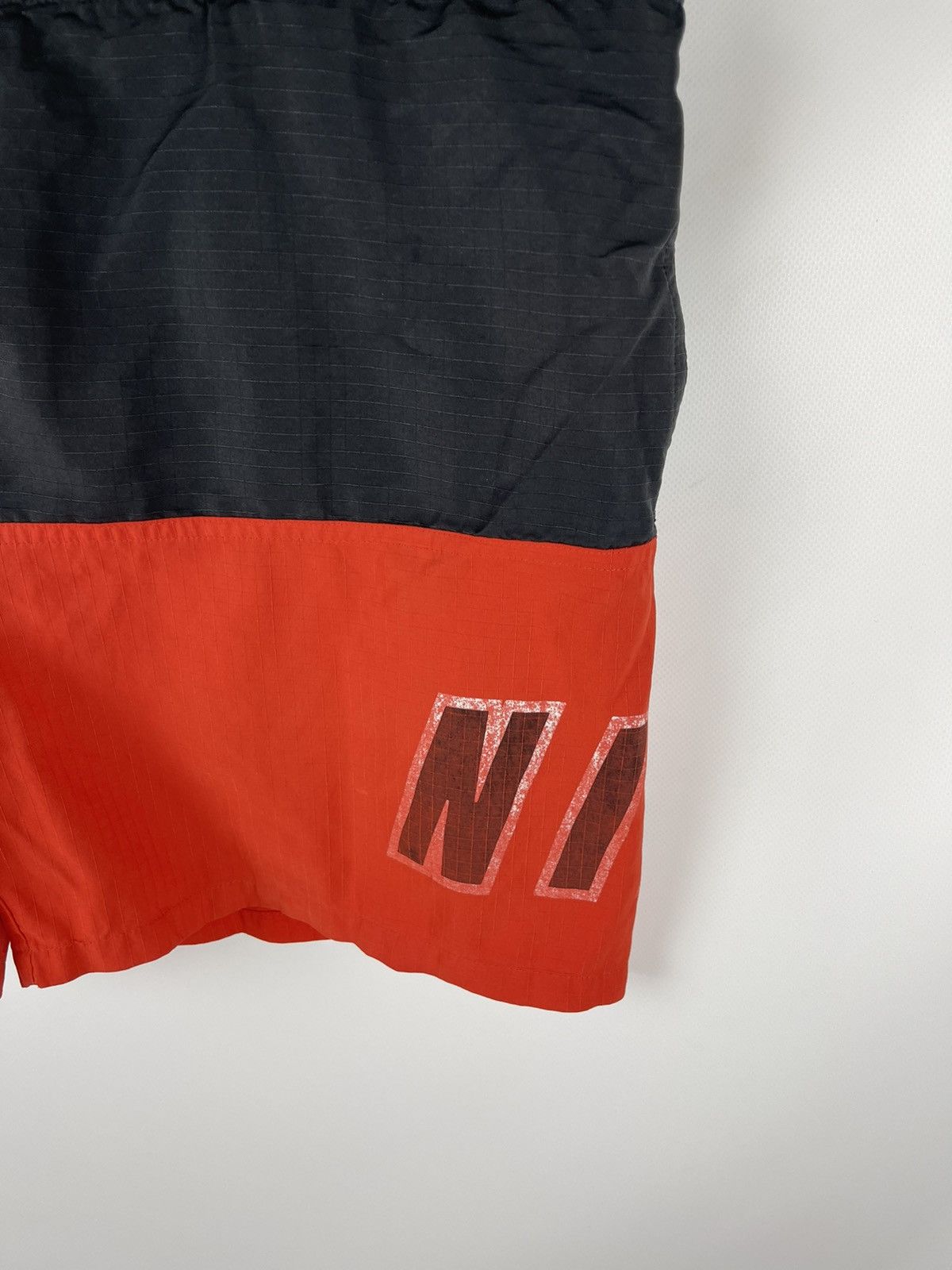 Nike Nike Vintage 90s black red logo swoosh shorts Size US 36 / EU 52 - 2 Thumbnail