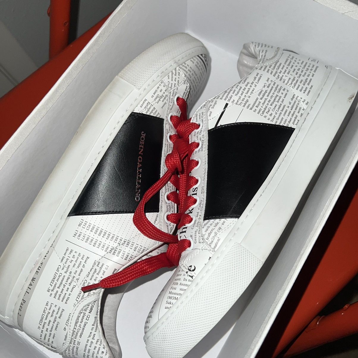 靴 john galliano 11a/w John Galliano White Newspaper Print Leather Lace Up Low Top