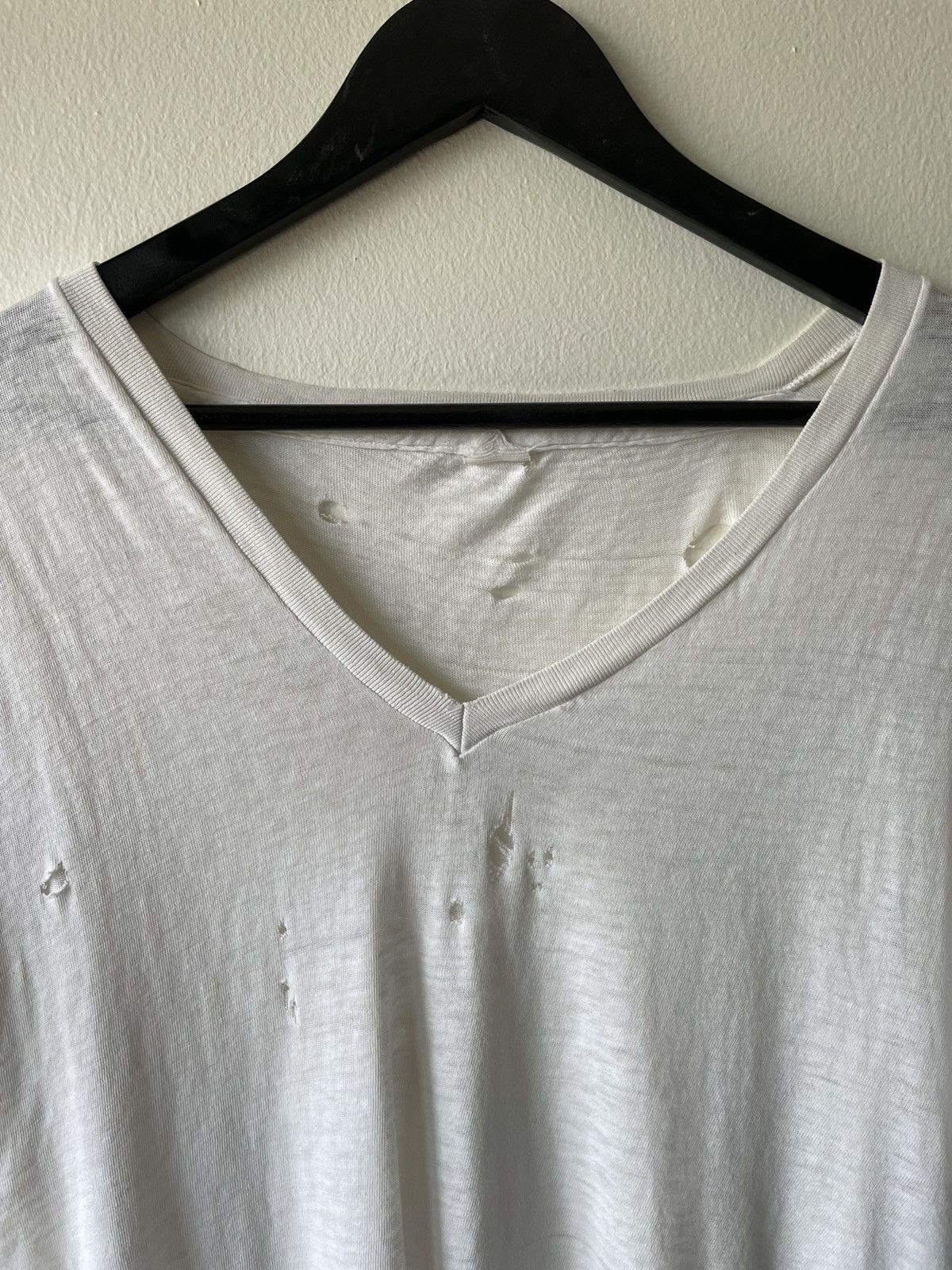 Vintage VINTAGE THRASHED V-NECK T-SHIRT Size US L / EU 52-54 / 3 - 6 Thumbnail