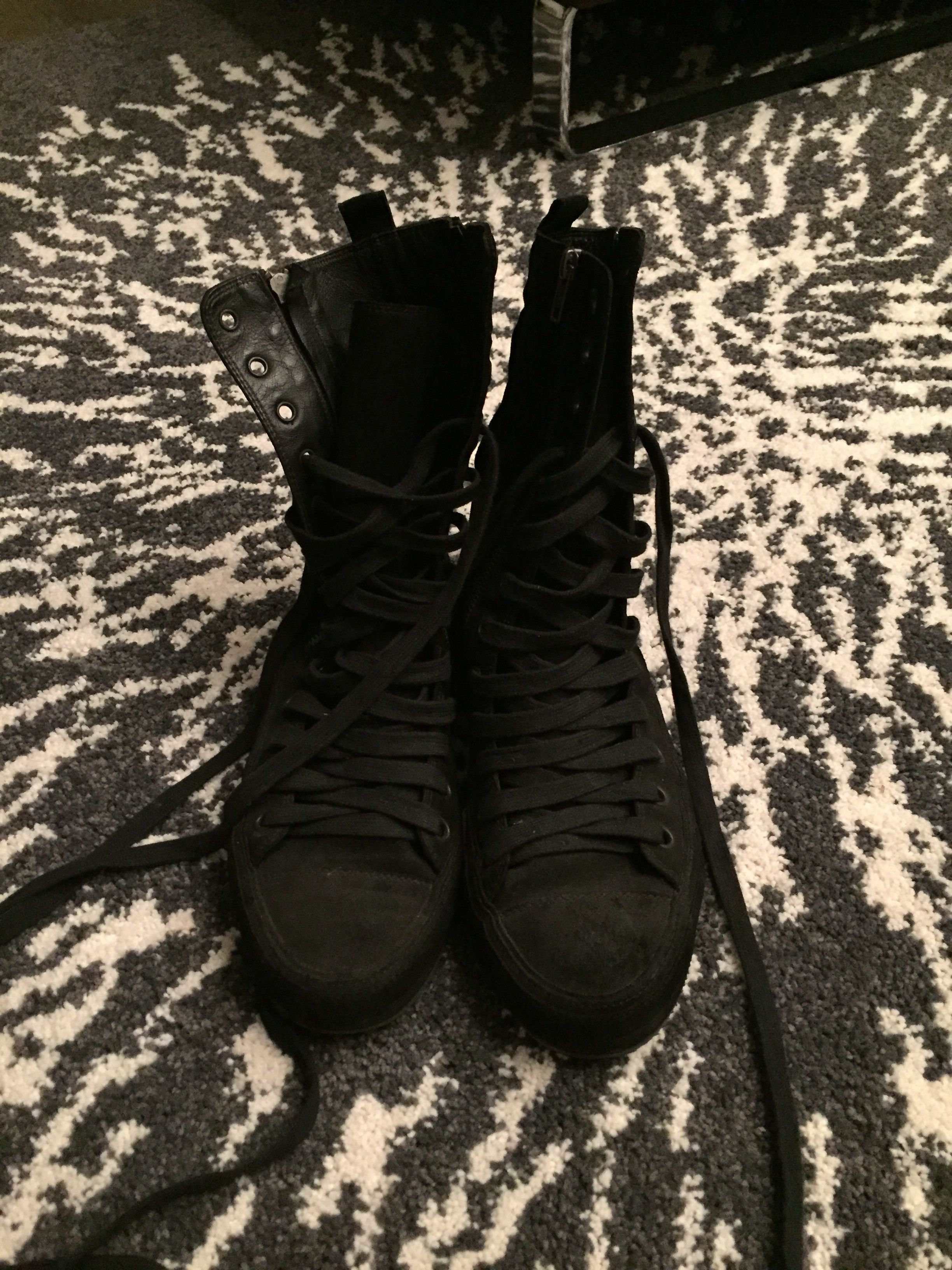 black wide laces sneakers