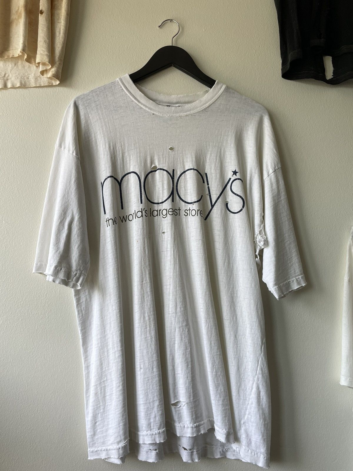 Vintage VINTAGE THRASHED MACY'S T-SHIRT Size US XL / EU 56 / 4 - 3 Thumbnail