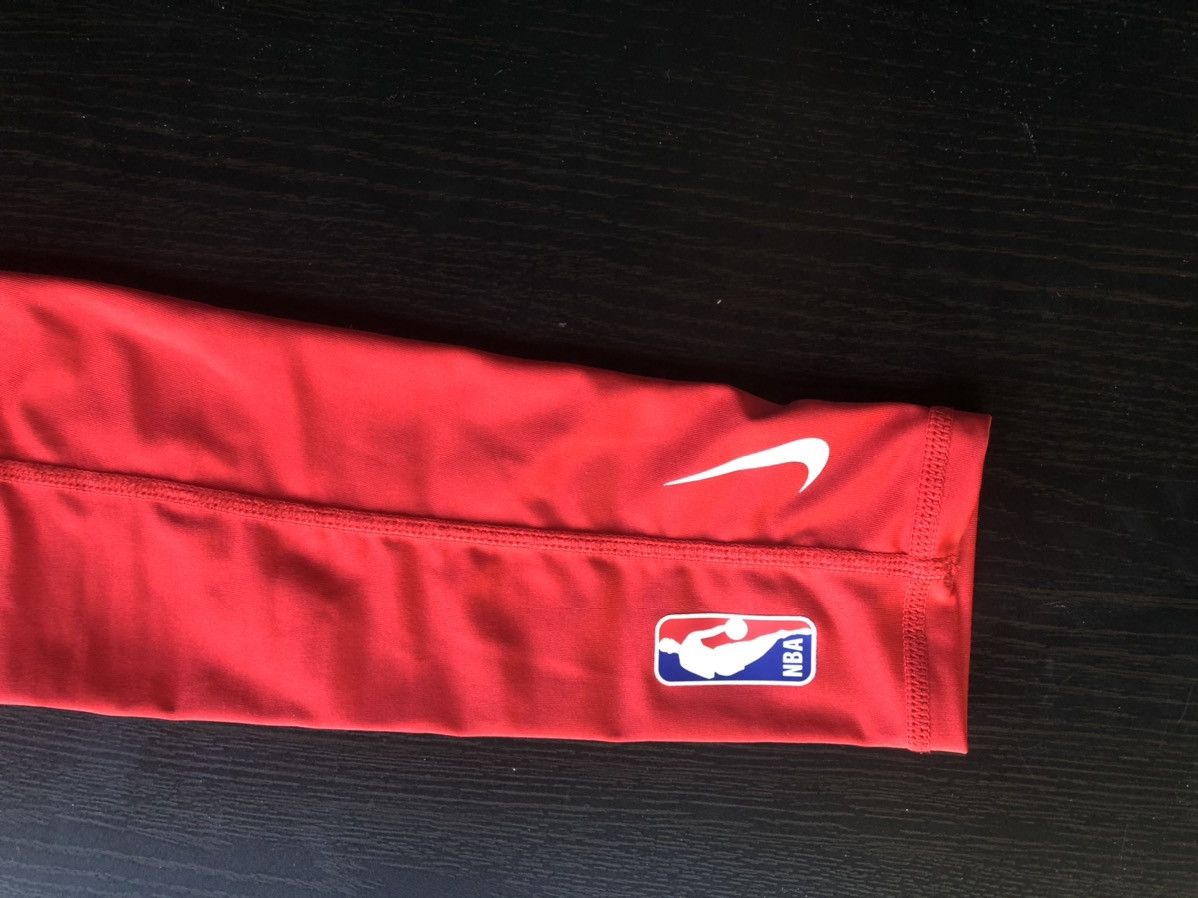 NBA × Nike × Supreme Red Box Logo NBA Shooting Sleeves L/XL DS Size ONE SIZE - 2 Thumbnail