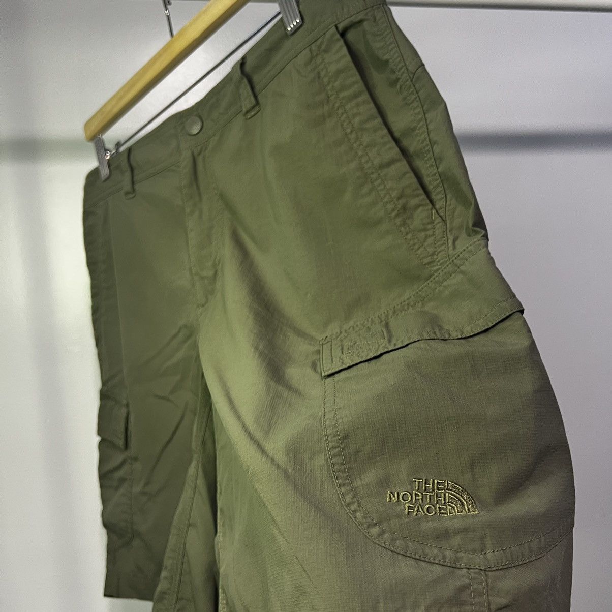 The North Face × Vintage Vintage North Face Nylon Cargo Shorts Size US 34 / EU 50 - 2 Thumbnail