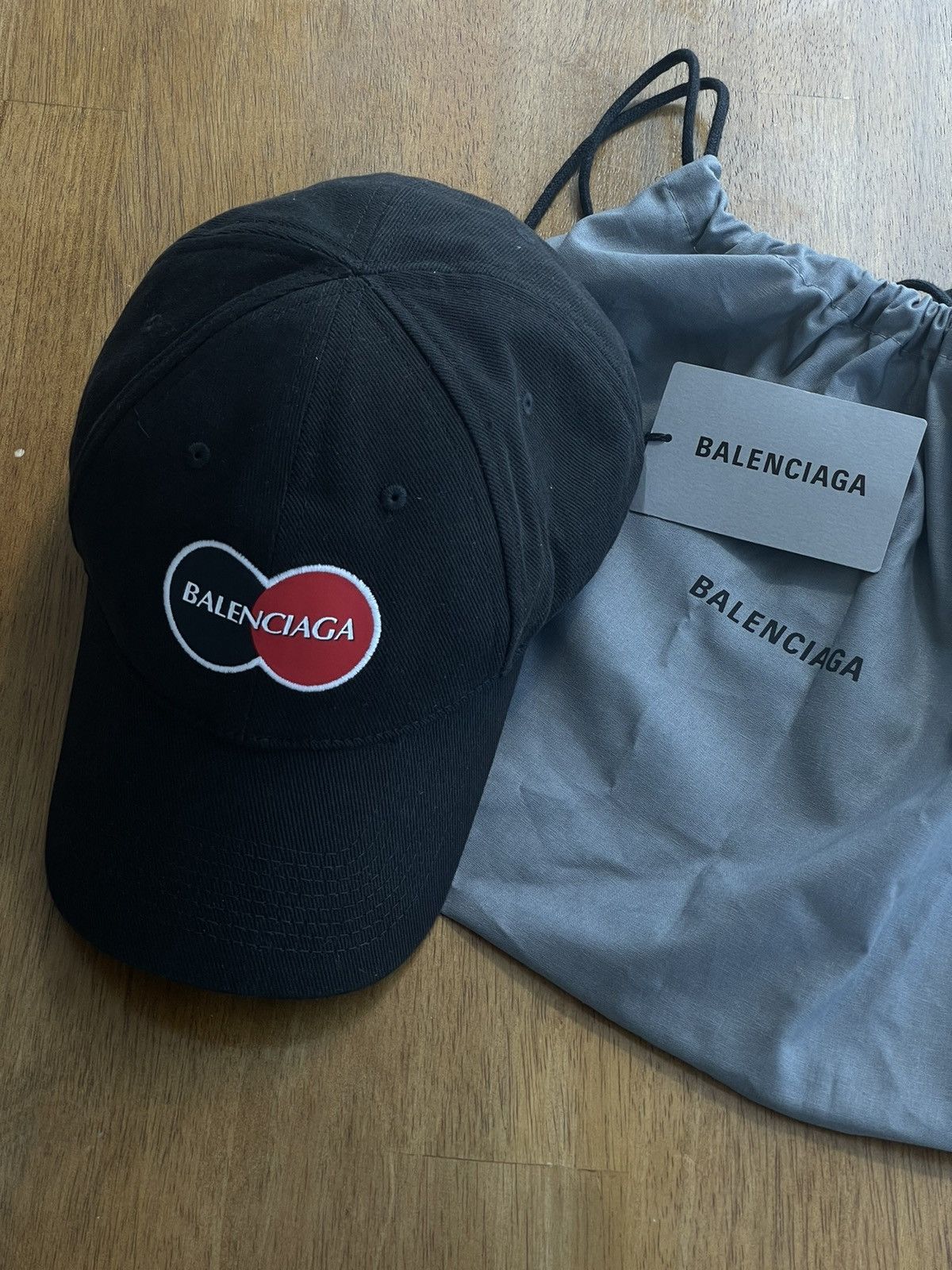 バレンシアガキャップ　マスターカード Balenciaga Mastercard Logo Cap & Card Key Ring Release