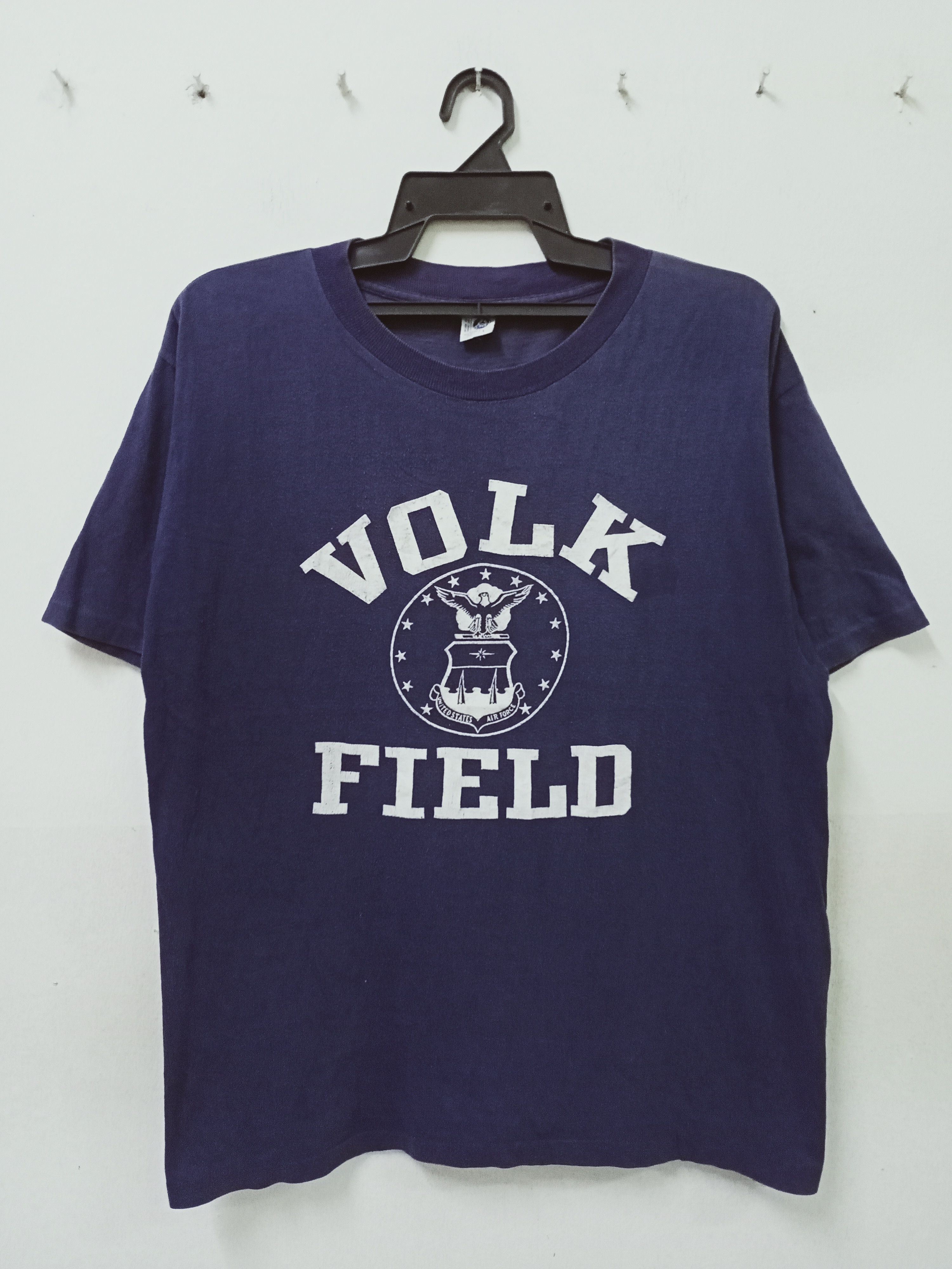 Vintage Vintage 80's Volk Field Usaf T-shirt Size US M / EU 48-50 / 2 - 1 Thumbnail