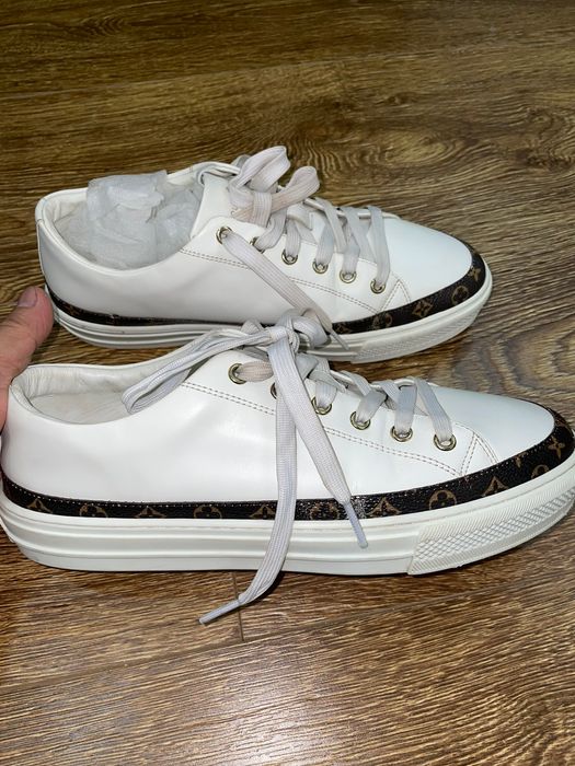 Louis vuitton authentic sneakers