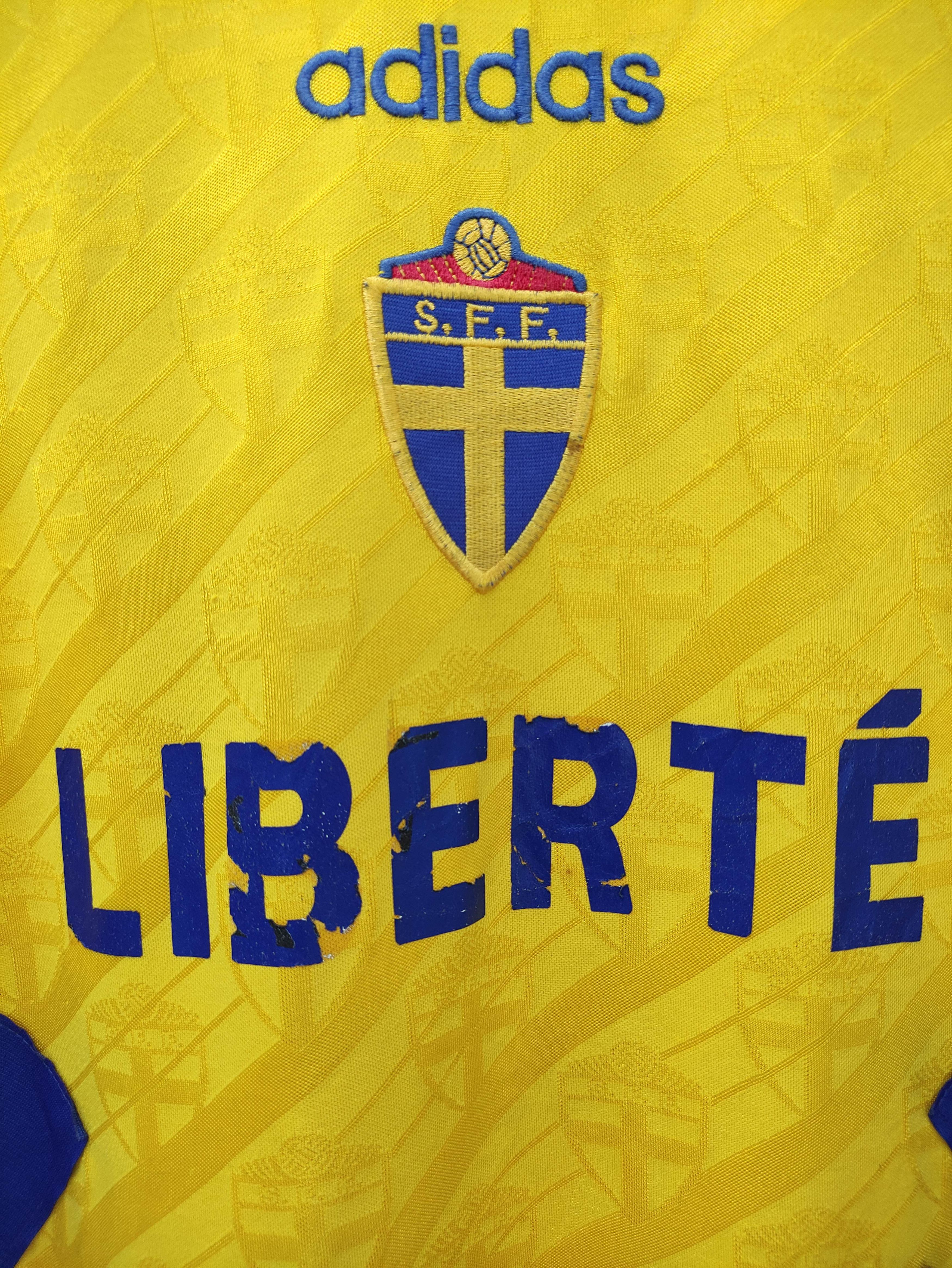 Adidas VINTAGE 1994 SWEDEN HOME JERSEY WORLD CUP FIFA HANDSIGN RARE Size US L / EU 52-54 / 3 - 5 Thumbnail