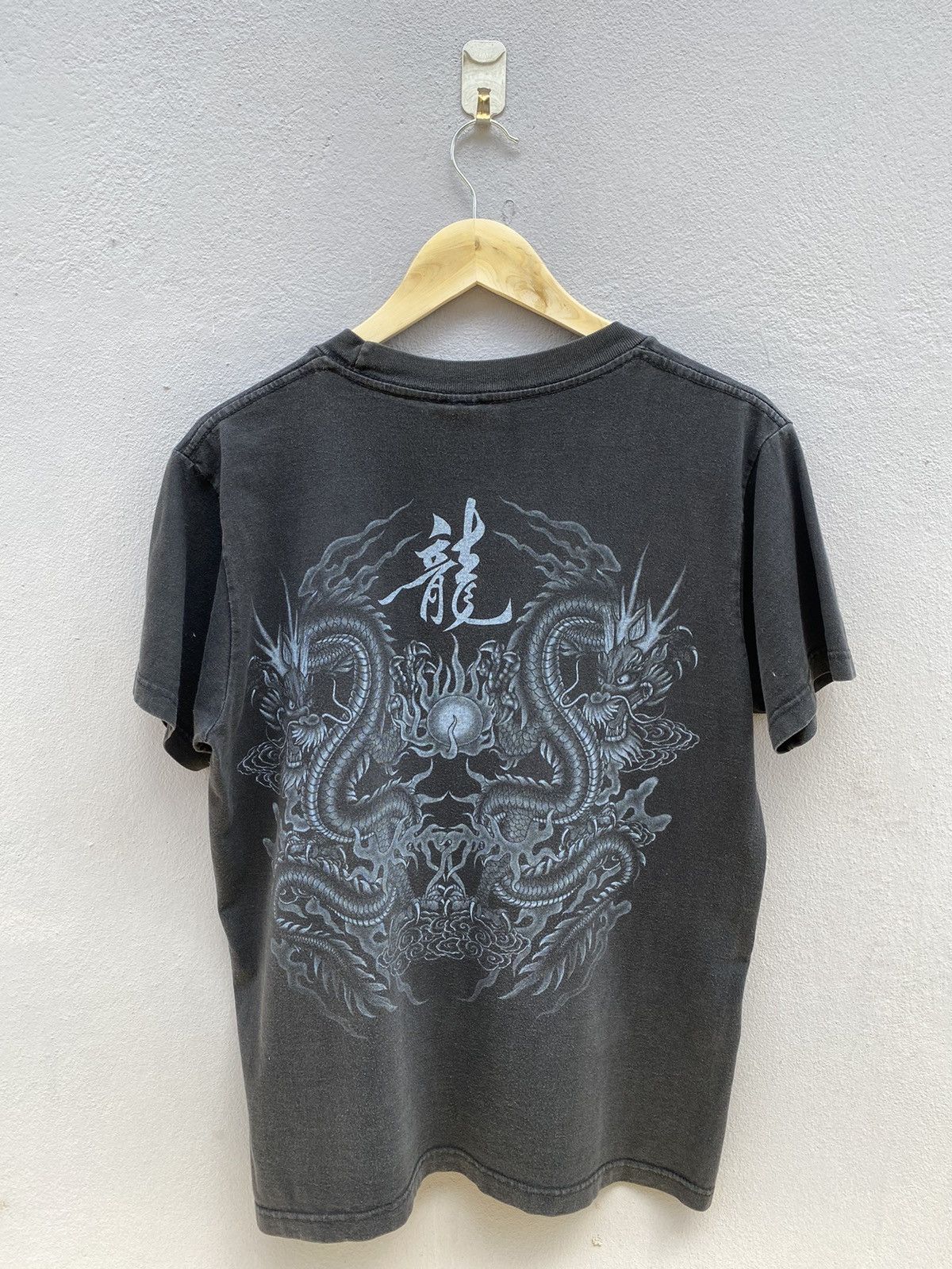 Japanese Brand 💥RARE🔥90s Double Sided Graphics Motive to DRAGONS 🐉 Size US M / EU 48-50 / 2 - 8 Thumbnail