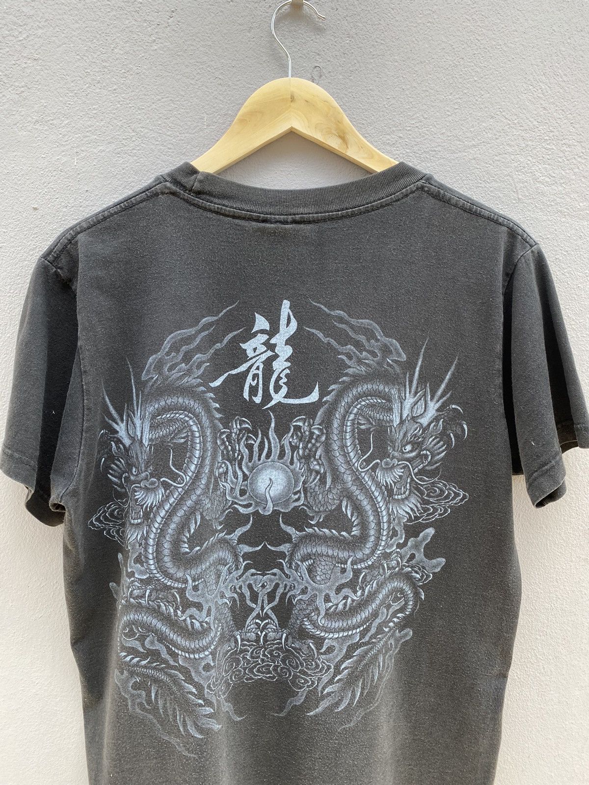 Japanese Brand 💥RARE🔥90s Double Sided Graphics Motive to DRAGONS 🐉 Size US M / EU 48-50 / 2 - 9 Thumbnail