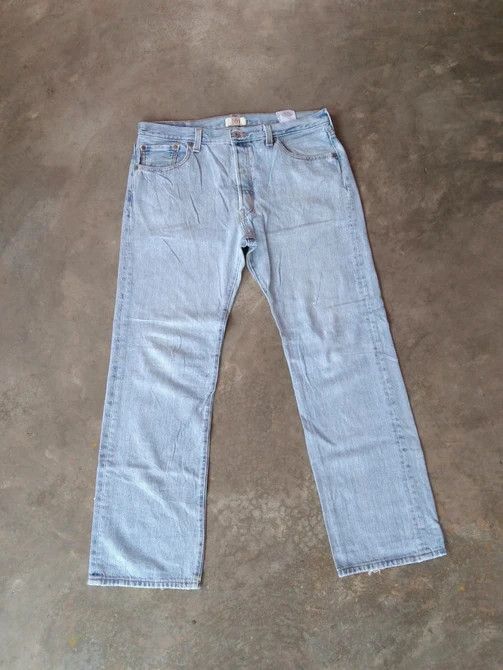 Levi's Vintage Levi's 501 Light Wash Straight Leg Jeans 36x31 Size US 36 / EU 52 - 1 Thumbnail