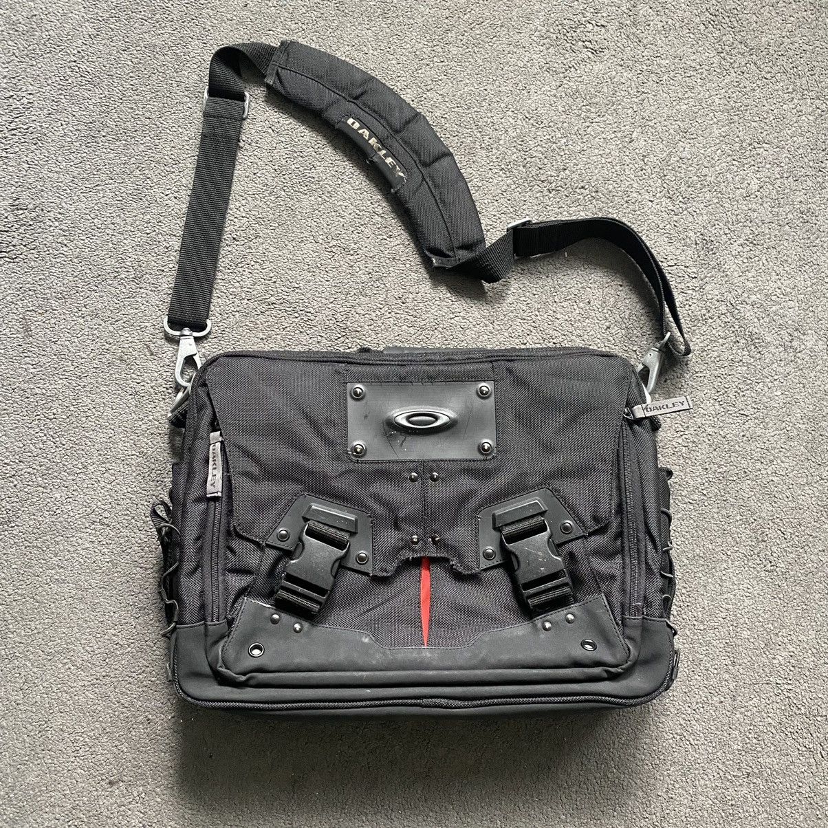 Oakley messenger hot sale bag 2.0