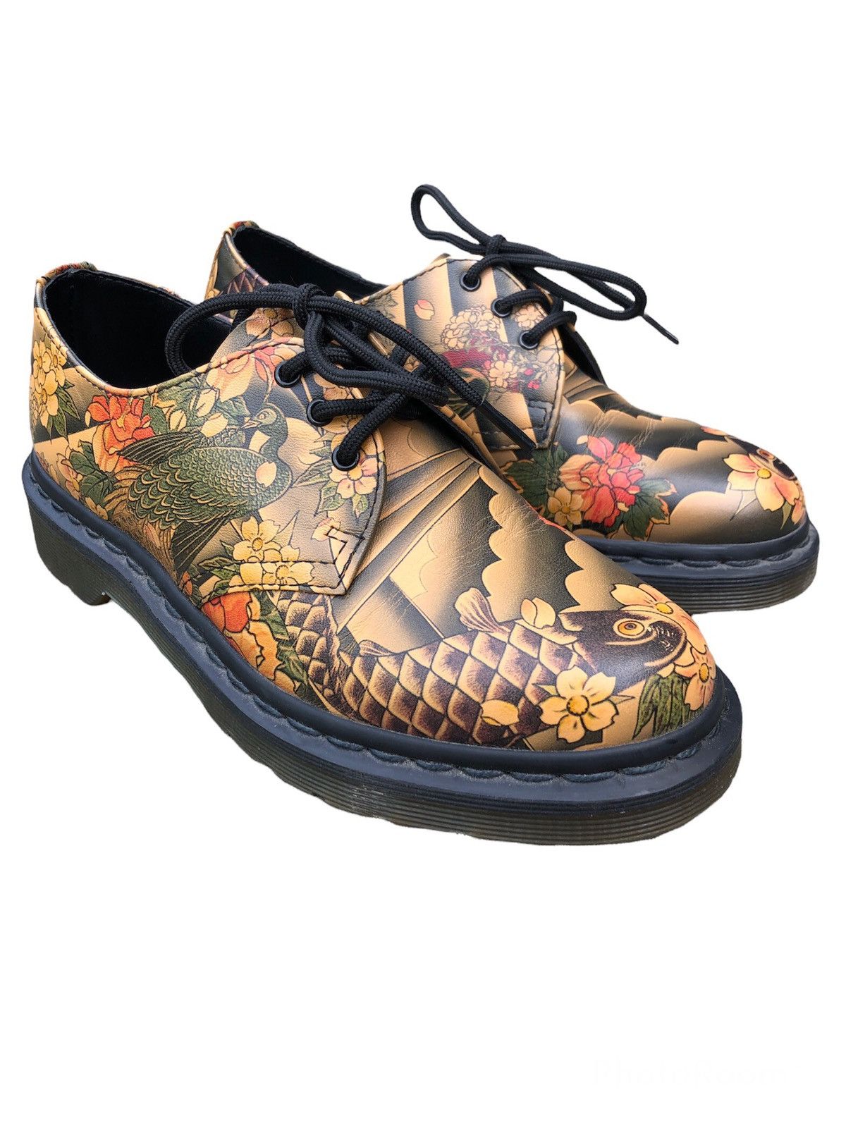 Bottes Dr. Martens Amylee Koi - Brodées Carpes - Taille 38 - Occasion Bon état - Modèle 1460