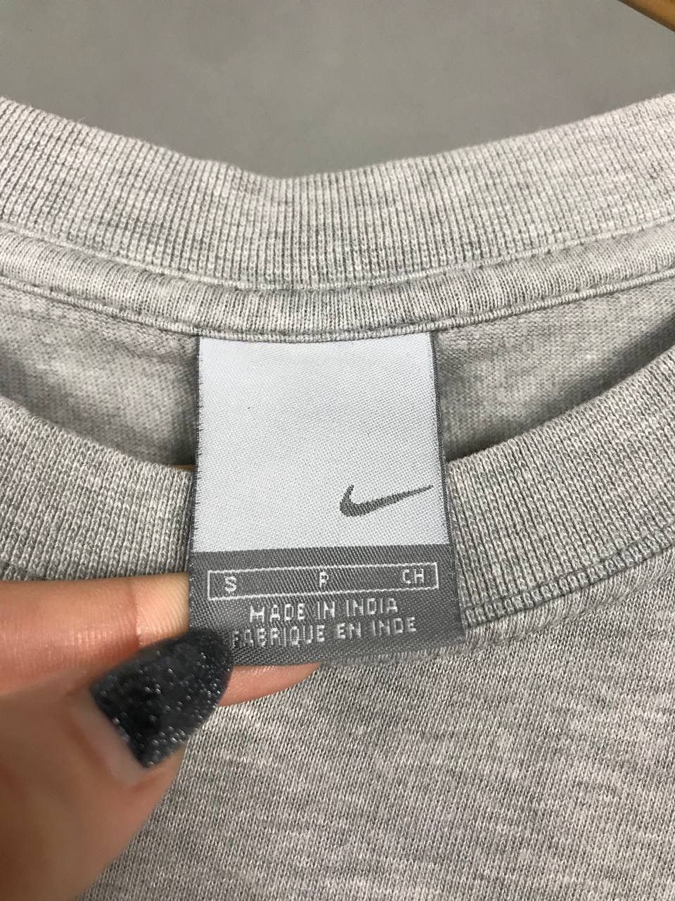 Vintage Nike swoosh streetwear vintage center logo tee Size US S / EU 44-46 / 1 - 5 Thumbnail