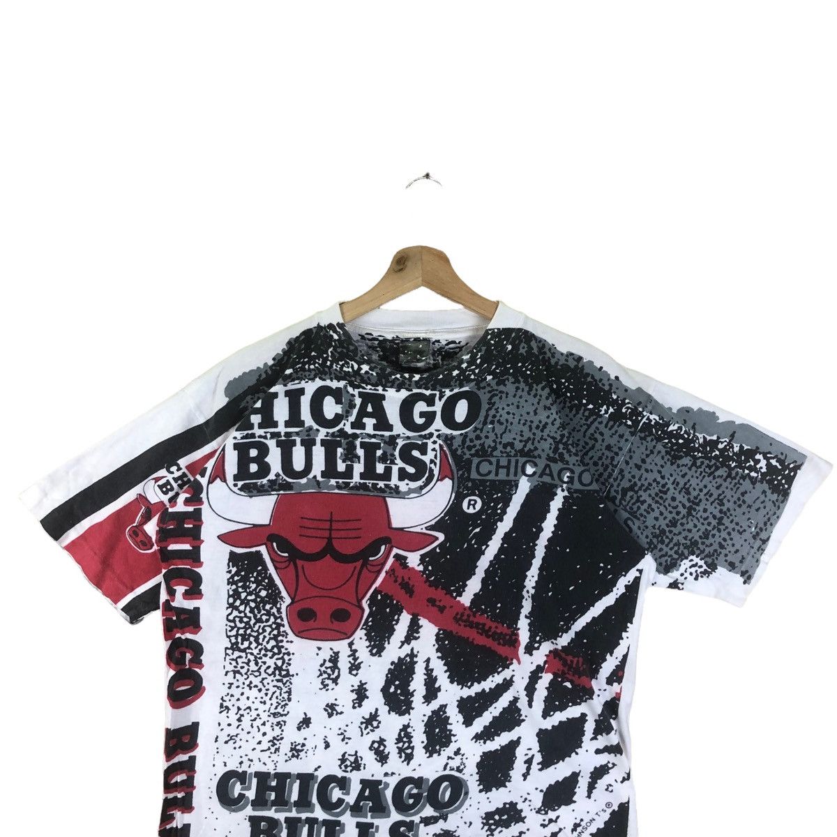 NBA × Vintage Vintage Chicago Bulls Nba Full Print Big logo Magic Johnson Size US L / EU 52-54 / 3 - 2 Thumbnail