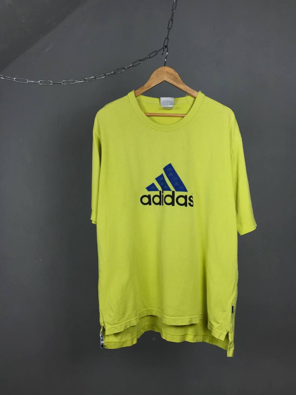 Vintage Adidas vintage streetwear center big logo tee Size US XL / EU 56 / 4 - 1 Thumbnail