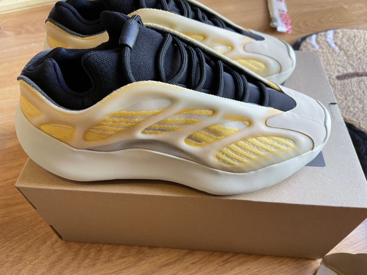 YEEZY 700 V3 Mono Safflower