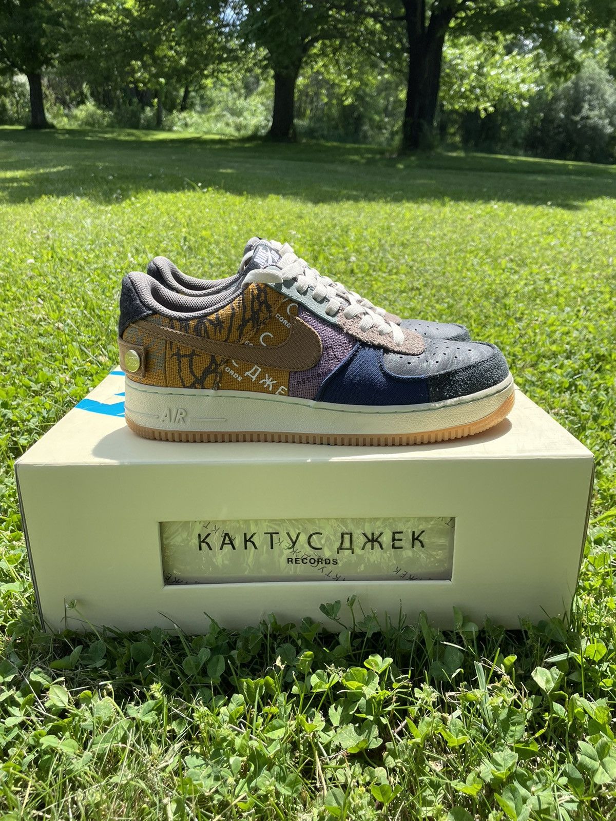Nike × Travis Scott Air Force 1 Low Cactus Jack Size US 9.5 / EU 42-43 - 2 Thumbnail