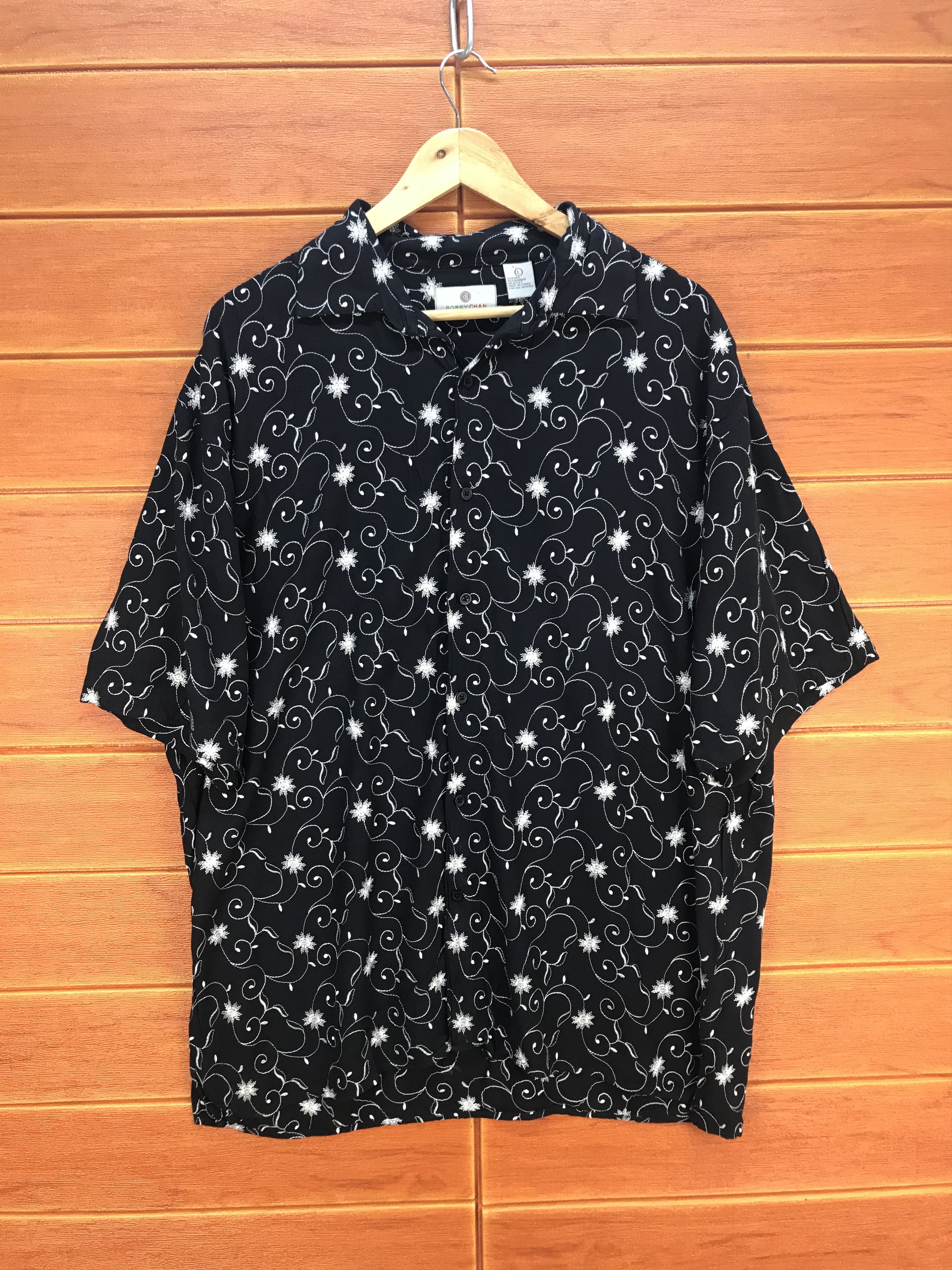 Vintage Vintage Bobby Chan Flowers Embroidered Hawaiian Shirt Size US L / EU 52-54 / 3 - 1 Thumbnail